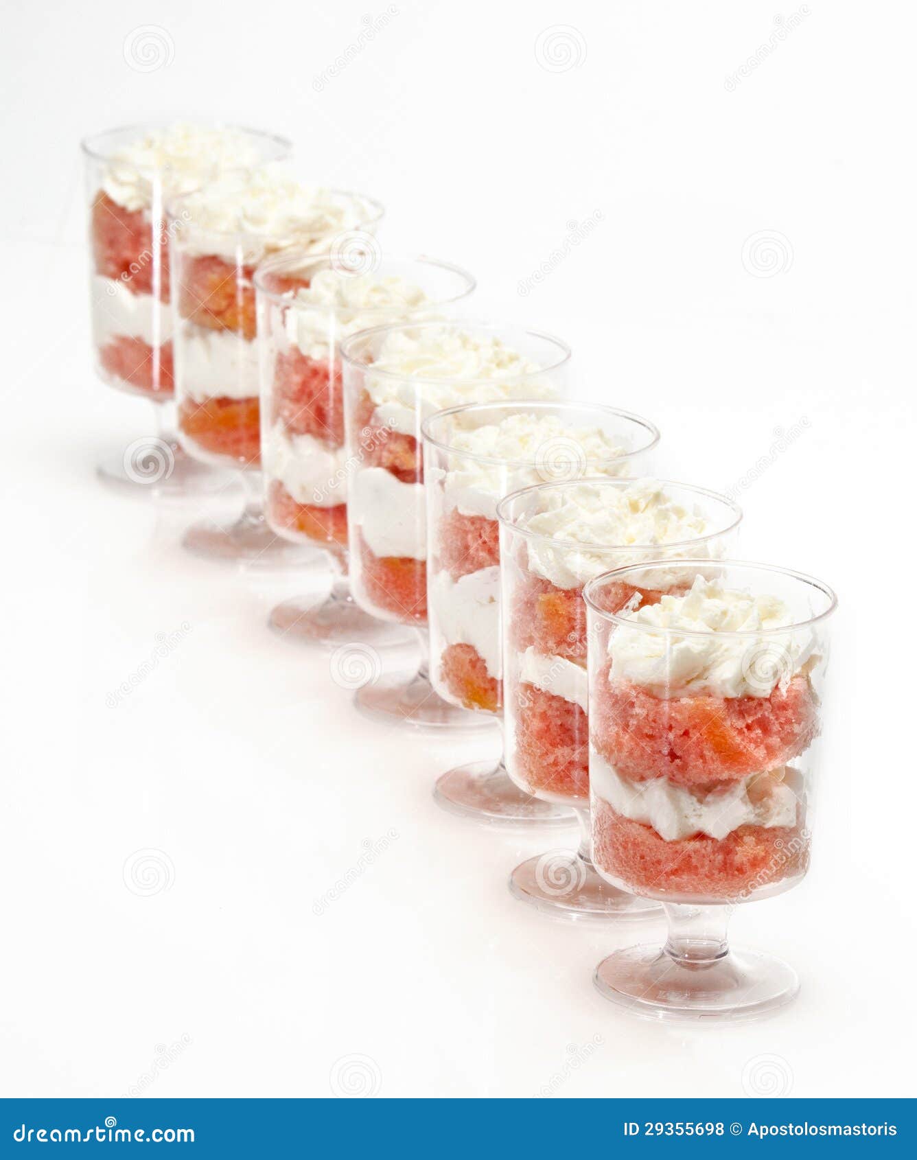 voeden koud vanavond De Desserts Van De Aardbei En Van De Room in Plastic Glazen in Een Rij  Stock Foto - Image of suiker, verslaving: 29355698