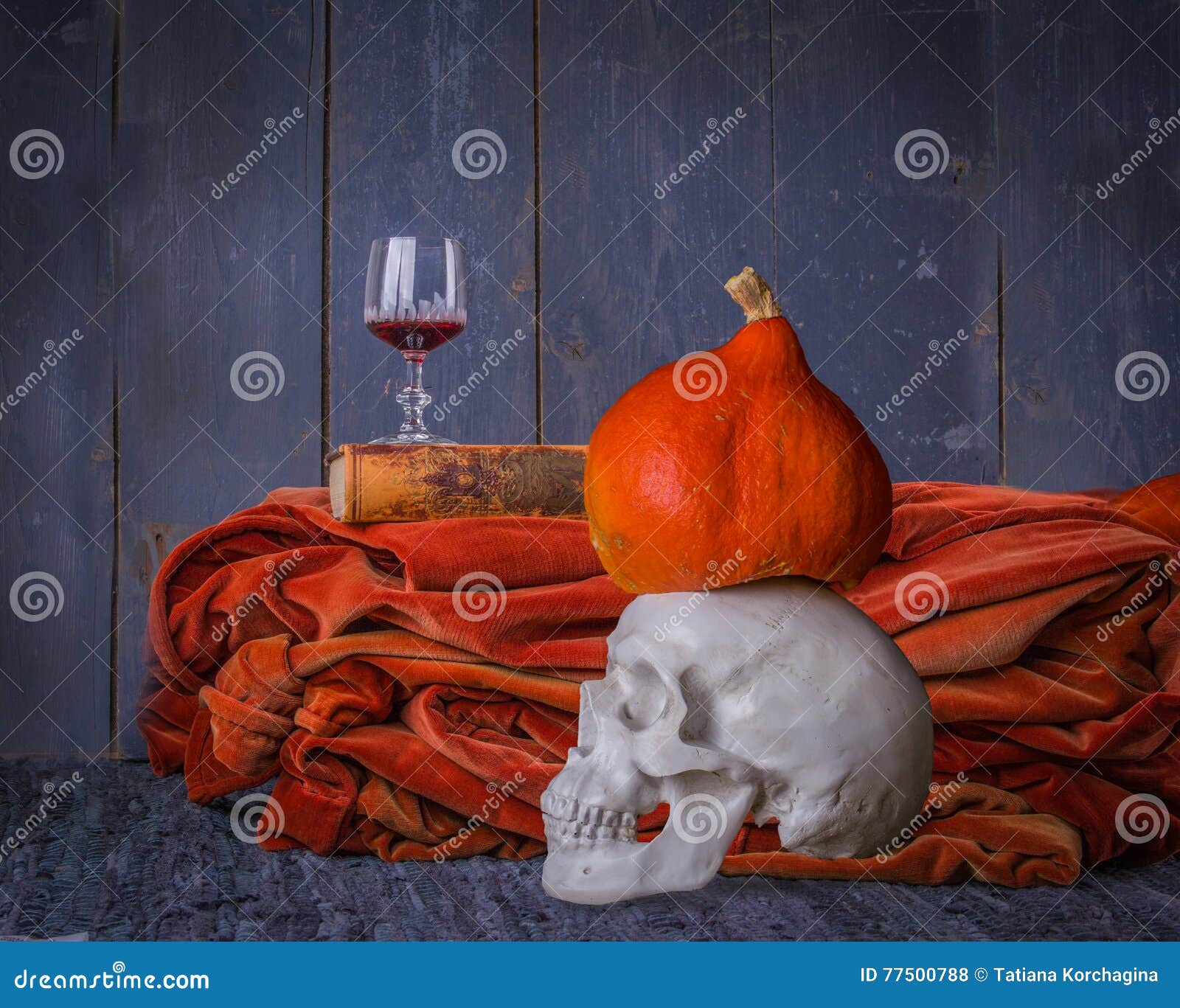 Abóboras Engraçadas De Dia Das Bruxas Que Bebem O Vinho Foto de Stock -  Imagem de livro, fundo: 30718238
