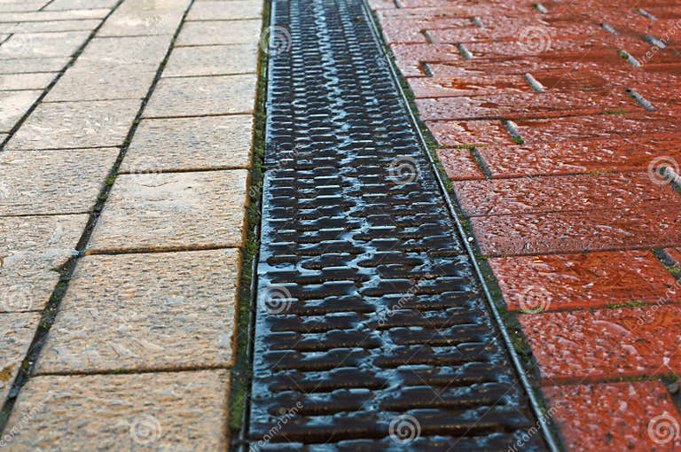 De Drainage Met Rode En Gele Tegel, Drainage Op De Stoep Wordt Bedekt, Het Traliewerk is Een