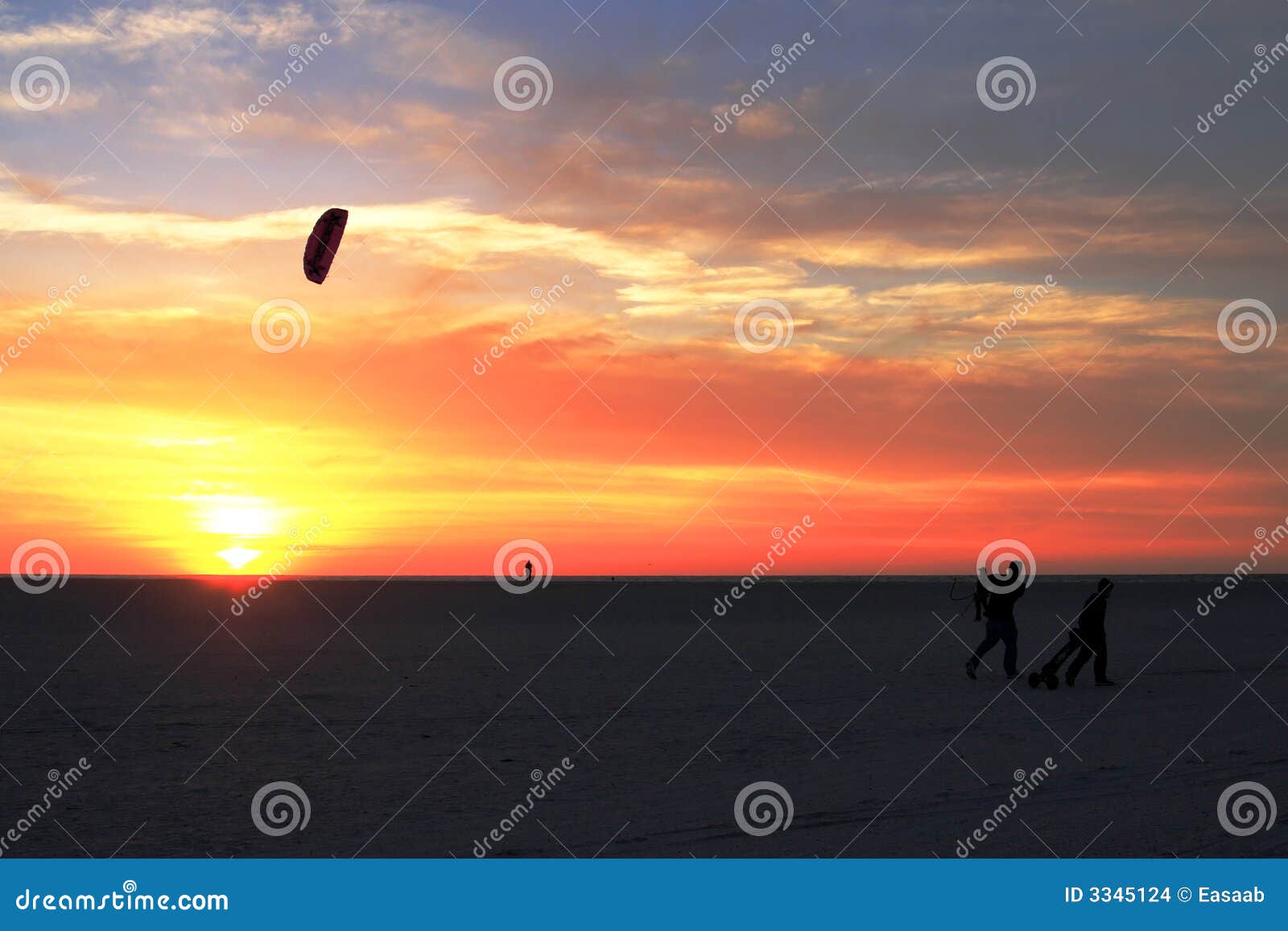 De Dromen van Florida. Florida van het strand het oranjerode van de de zonsondergang tropische wind van de zandschaduw de vliegerjonge geitjes gele spelen