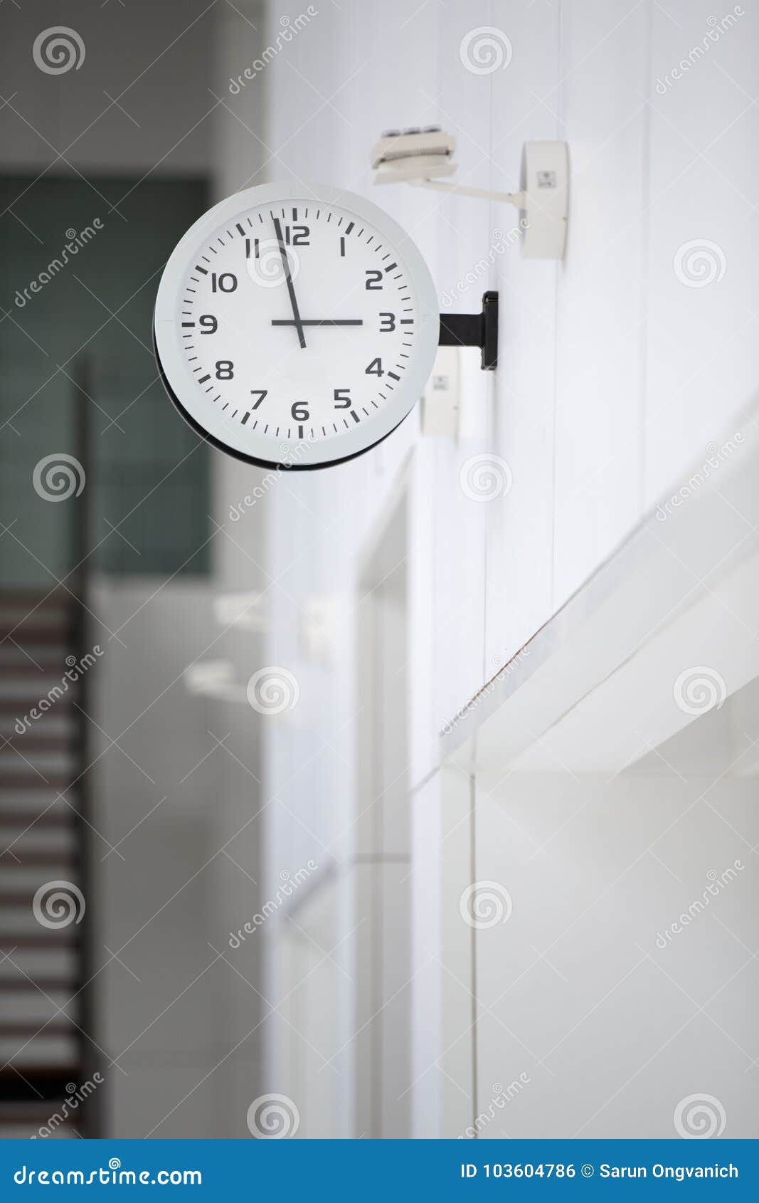 vertegenwoordiger koel Nauwgezet De Dubbele Klok Van De Gezichtsmuur Stock Foto - Image of horloge, modern:  103604786