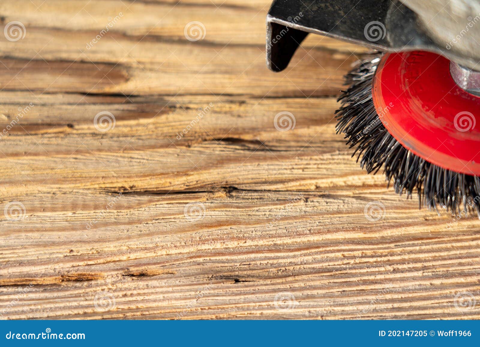 Intiem aanval vliegtuigen De Elektrische Roterende Schijf Van Het Borstelmetaal Een Stuk Hout Schuren  Stock Afbeelding - Image of schijf, arbeid: 202147205