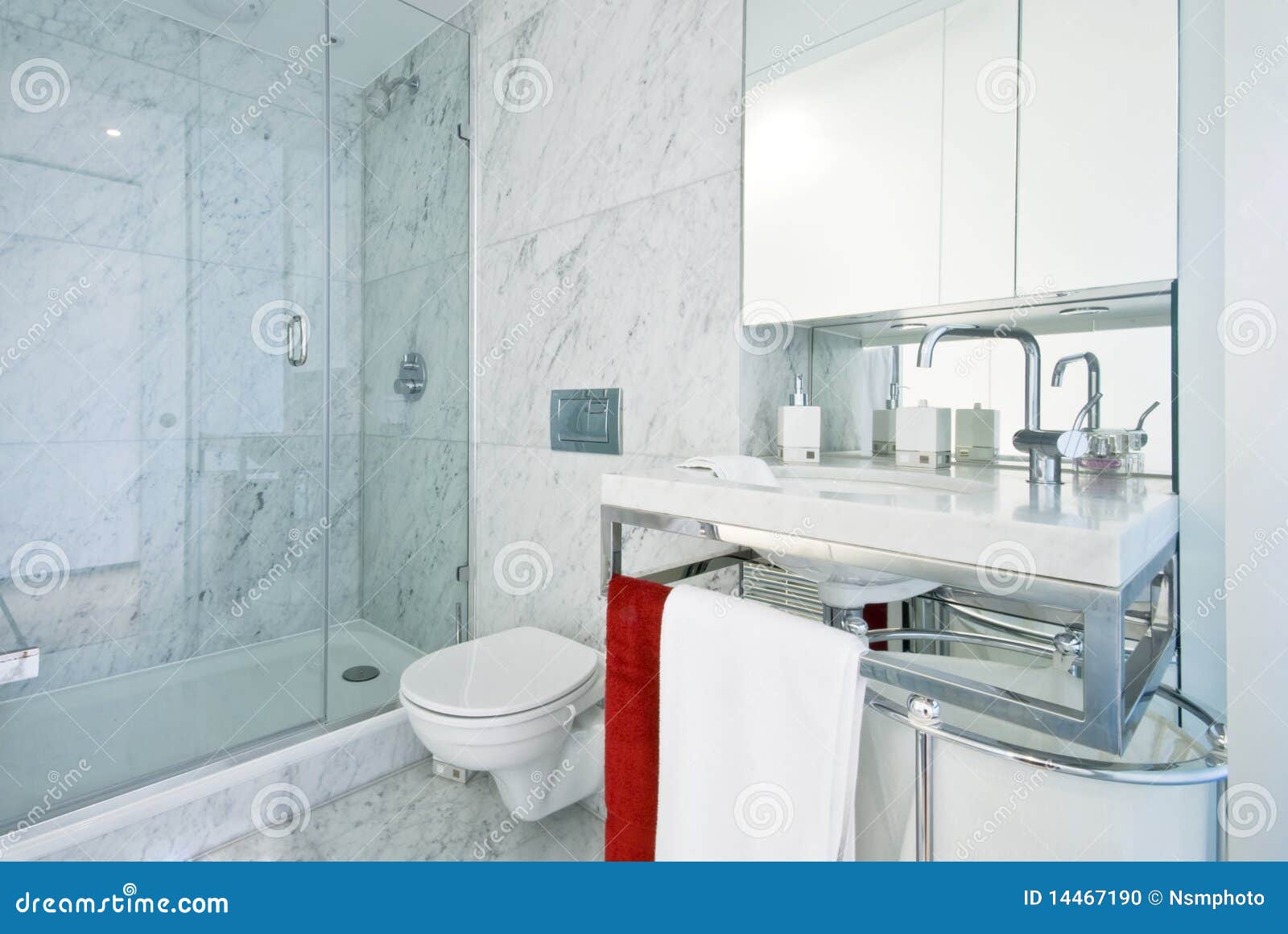 De Engelsreeksbadkamers Van De Ontwerper Met Douchecabine Stock Foto