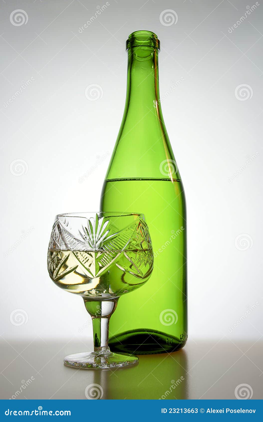 De fles open vlakte. De groene fles open vlakte en crystall glas tegen de lichte achtergrond