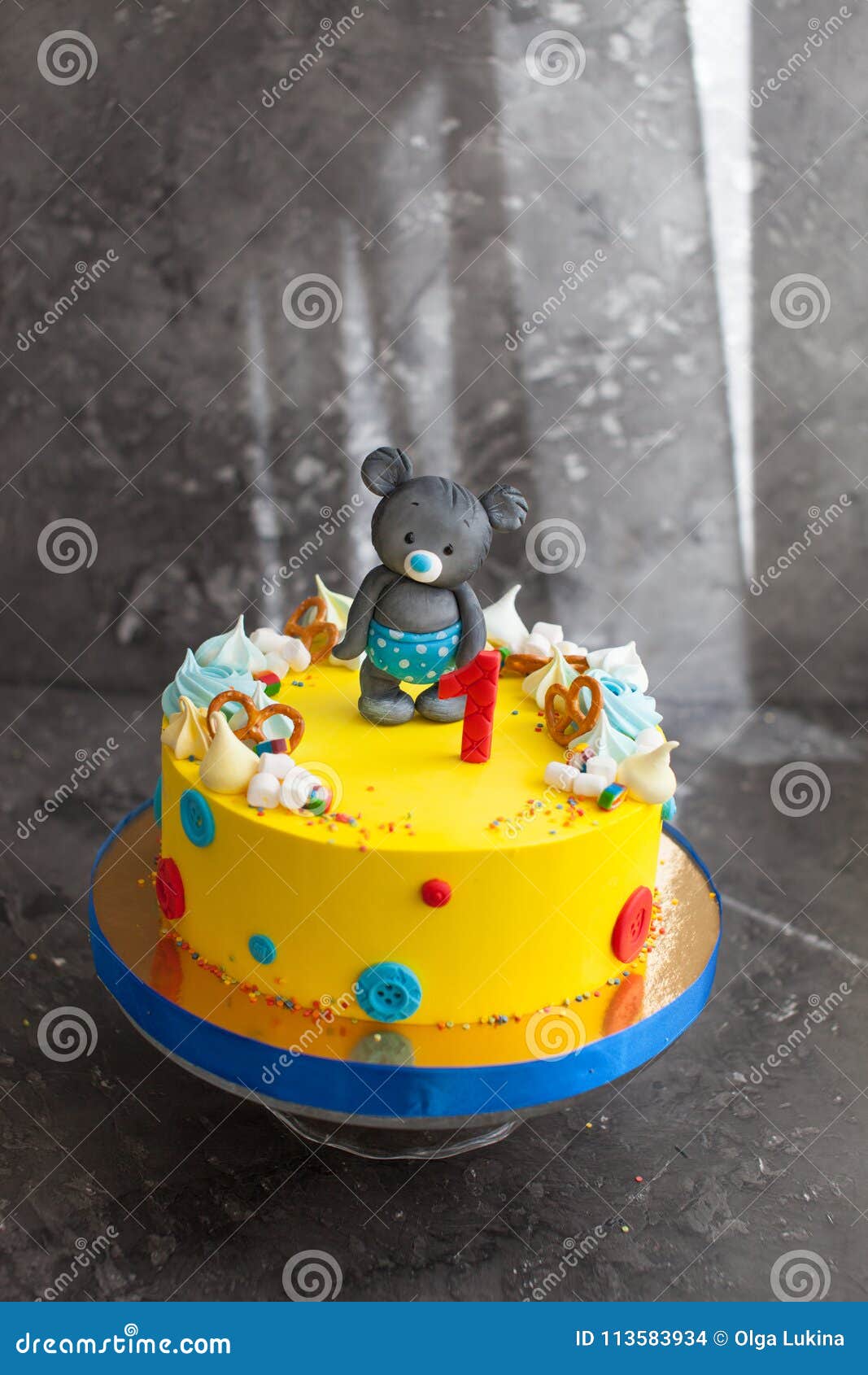 De gele Cake van de het Eerste Jaarverjaardag met beer De cake van de kinderen` s verjaardag