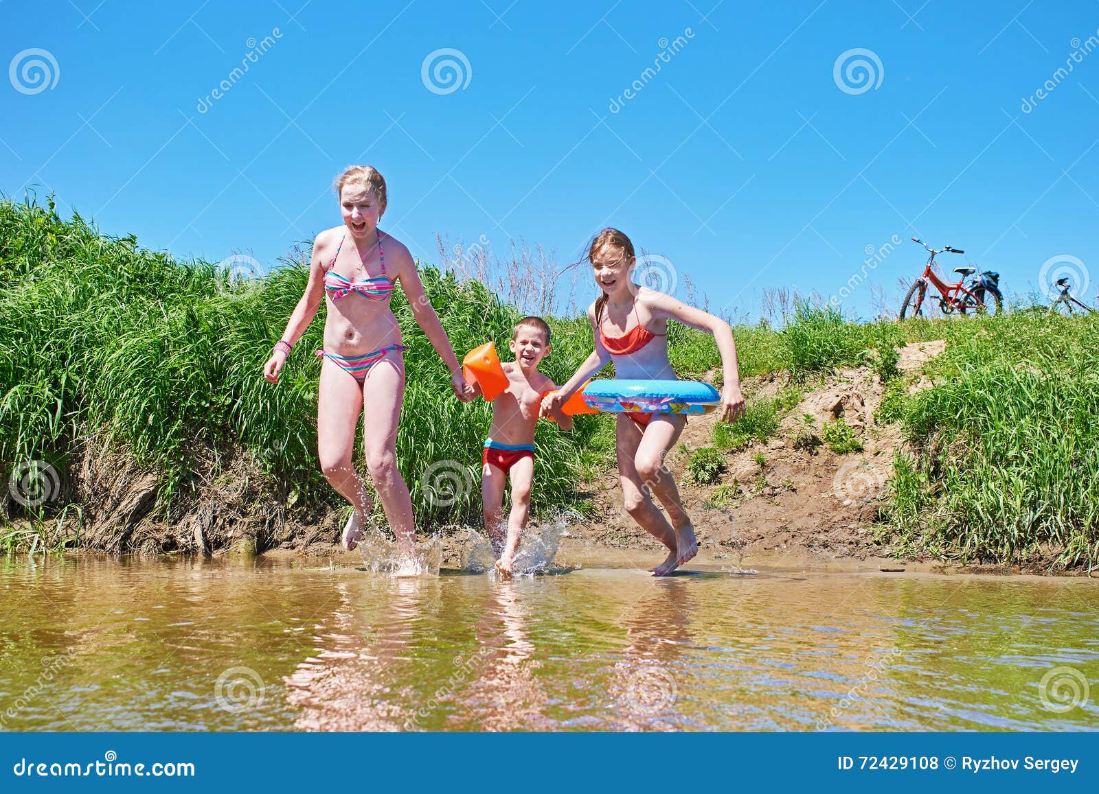 Заставила купаться. Лето дети купаются в реке. Река для детей. Дети на речке в деревне. Загораем и купаемся на даче.