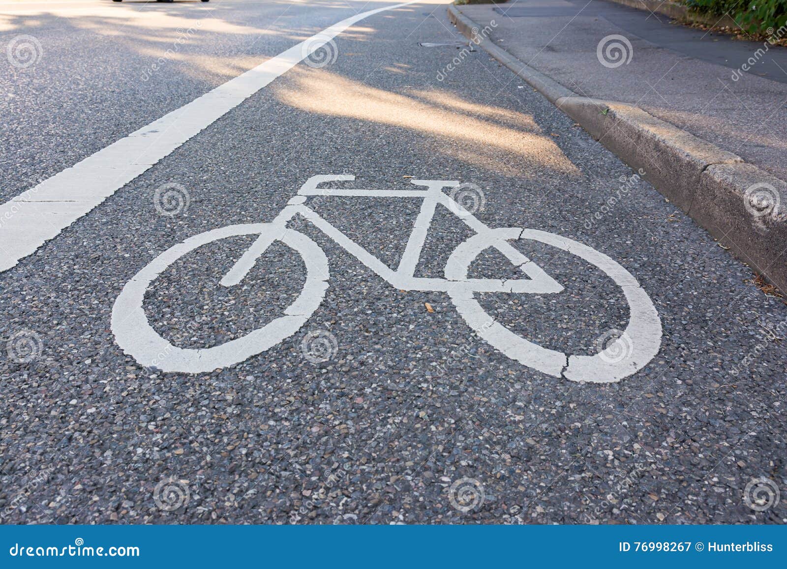 De geschilderde Veiligheid van Straatasphalt bicycle lane sign white. Geschilderde Straat Asphalt Bicycle Lane Sign White