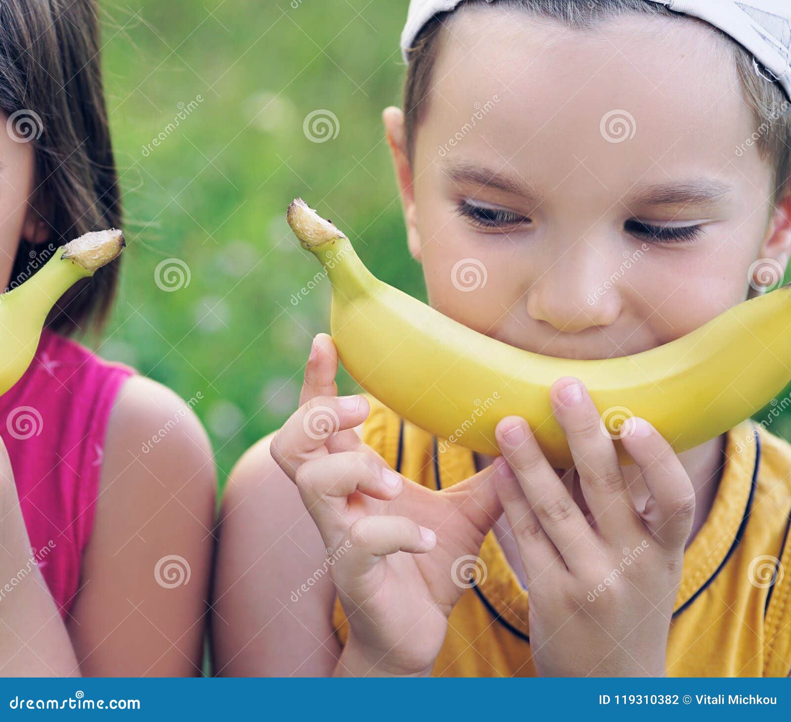 De Gezichten Van Een Mooie Jonge Kaukasische Meisje En Een Jongen Met Banaan Glimlachen Op