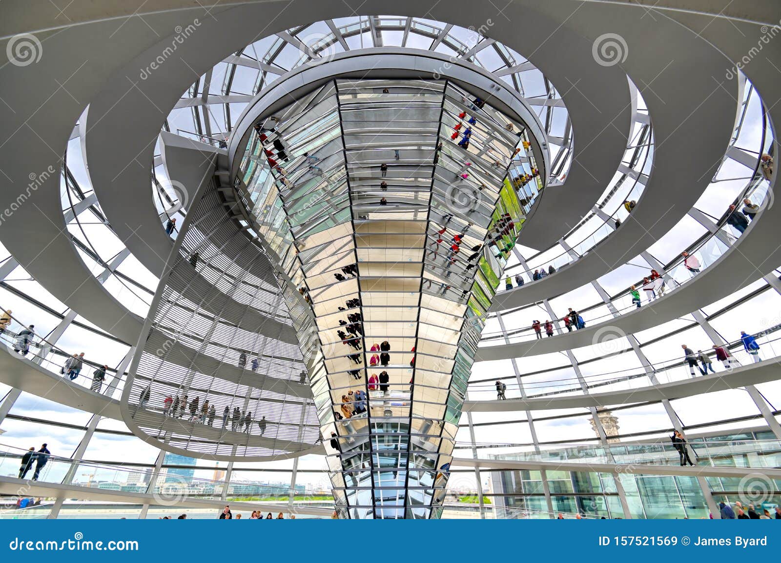 achterzijde Voortdurende Rook De Glazen Koepel in Het Reichstag-gebouw in Berlijn, Duitsland Redactionele  Stock Afbeelding - Image of overheid, staal: 157521569