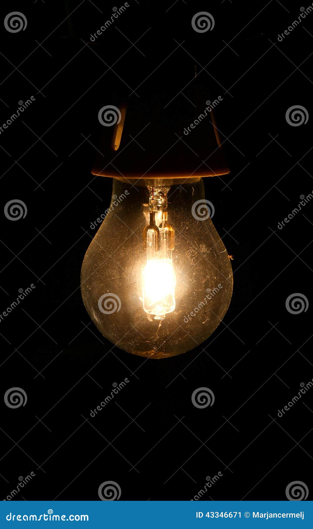 De Gloeilamp Van Halogeenbesparingen in Dark Stock Afbeelding Image