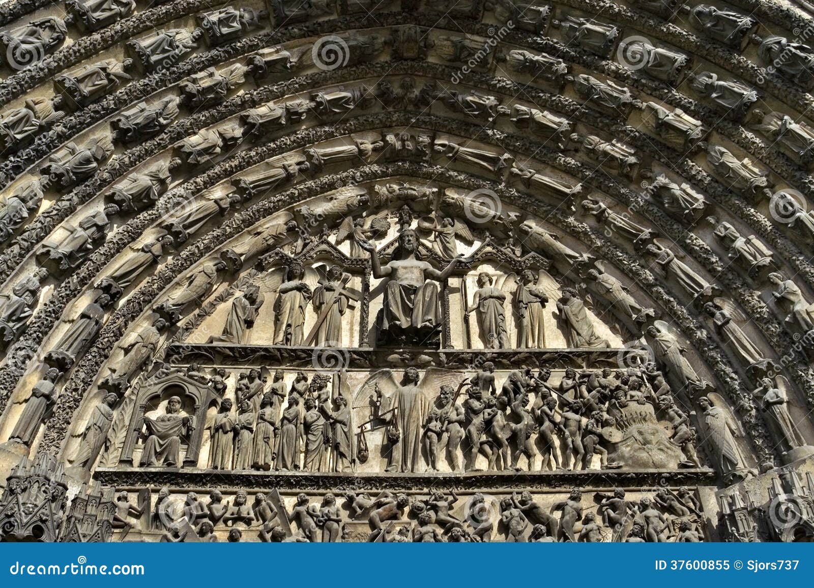 De godsdienstige kathedraal Saint-Etienne van de beeldhouwerkunst. Frankrijk, afdeling Cher, het Centrum van het gebied, district en stad Bourges: in de buitenkant van de ghotic kathedraal Saint-Etienne, die van grote kunst historische waarde is. daar Vele mooie beeldhouwwerken in de belangrijkste ingang: Jesus Christ, engelen, maagdelijke Mary en John het Doopsgezinde knielen in de hoek. Aartsengel Michael met saldo voor het wegen van de zielen. Op de rechterkant de gekozen, favorieten en verlaten opnieuw vervloekt, unter de stijging die, doen herleven, hun graven, graven naar voren komen. De kerk wordt geplaatst op de lijst van de werelderfenis van Unesco en is reeds oud een historisch monument op de Heilige James Way aan het graf van heilig, apostel, James, in de Spaanse stad Santiago de Compostela speelt deze kathedraal een belangrijke rol voor de pelgrims.