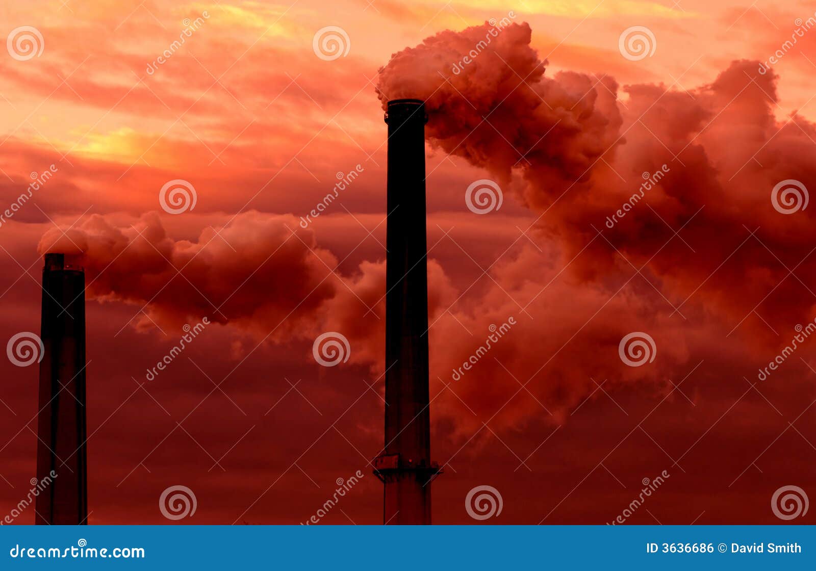 De Golvende Dampen Van Schoorstenen Stock Foto Image of machines