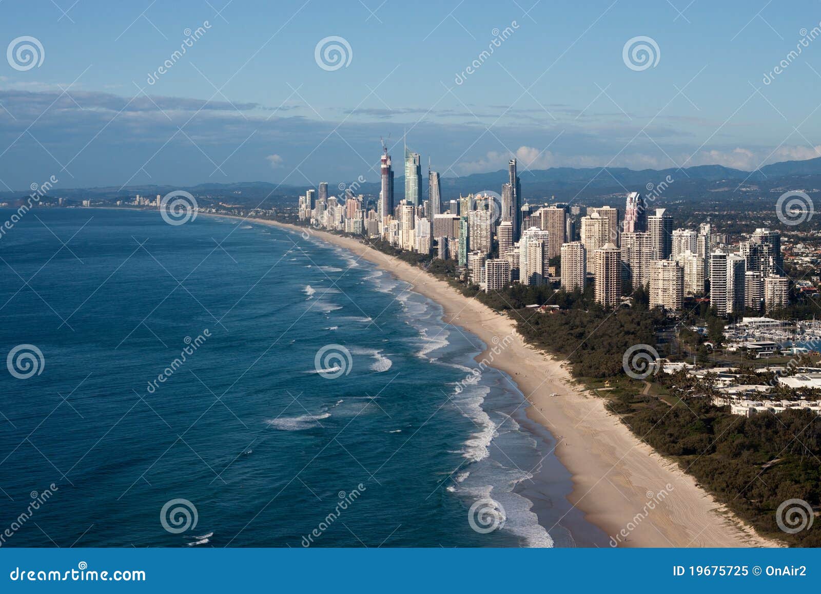 De gouden LuchtMening van de Kust van Queensland Australië van de Kust. De kustlijn van Gouden Kust, Queensland. Één van belangrijke de toeristenbestemmingen van Australië. De ruime opvatting van Paradijs Surfers en de kustlijn en het is wereldberoemde het Surfen stranden.