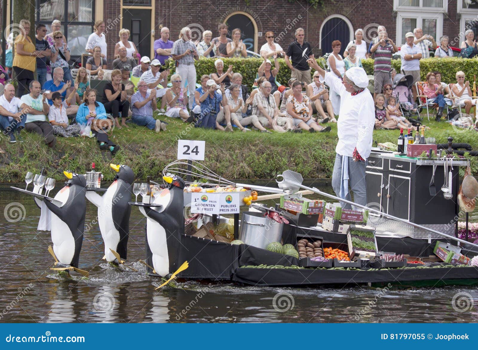 De groentenparade is een jaarlijkse gebeurtenis in de stad van Delft. Nederland, Delft, - juni 2016, vele bezoekers tijdens de Groentenparade