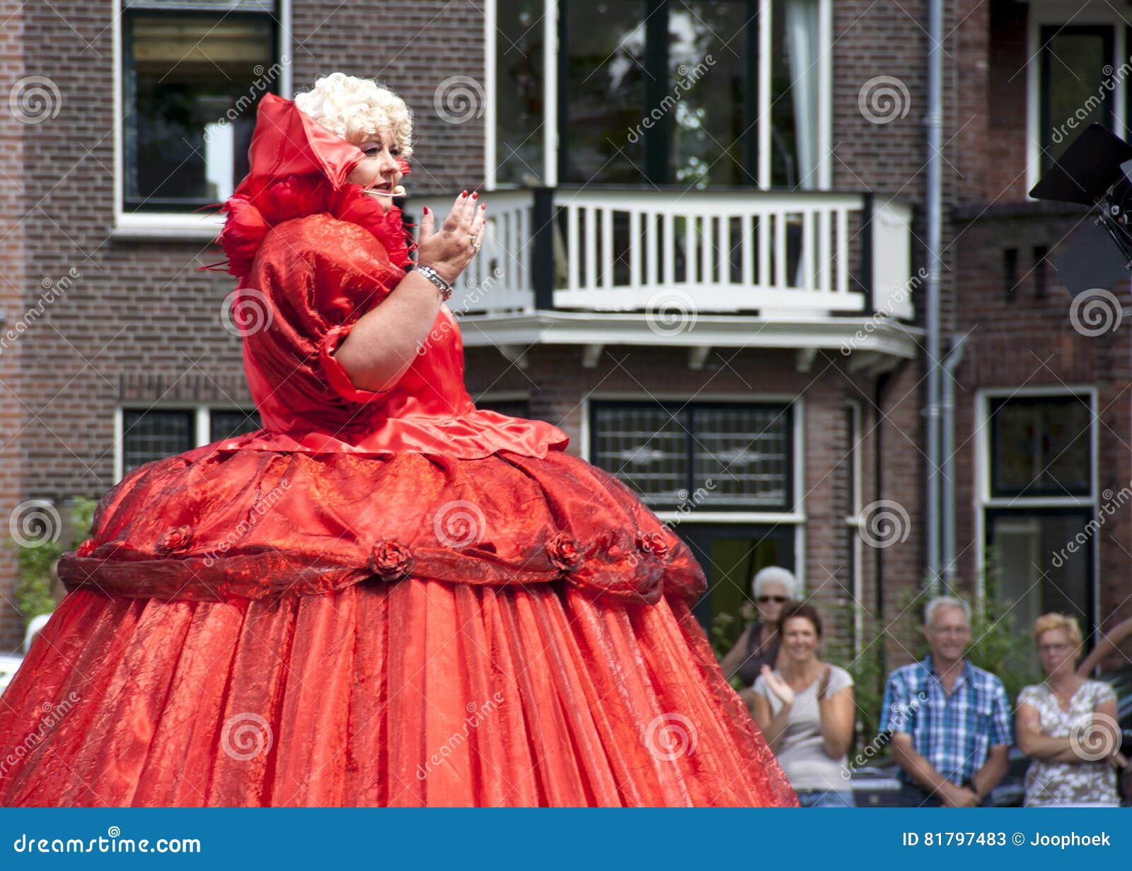 De groentenparade is een jaarlijkse gebeurtenis in de stad van Delft. Nederland, Delft, - juni 2016, vele bezoekers tijdens de Groentenparade