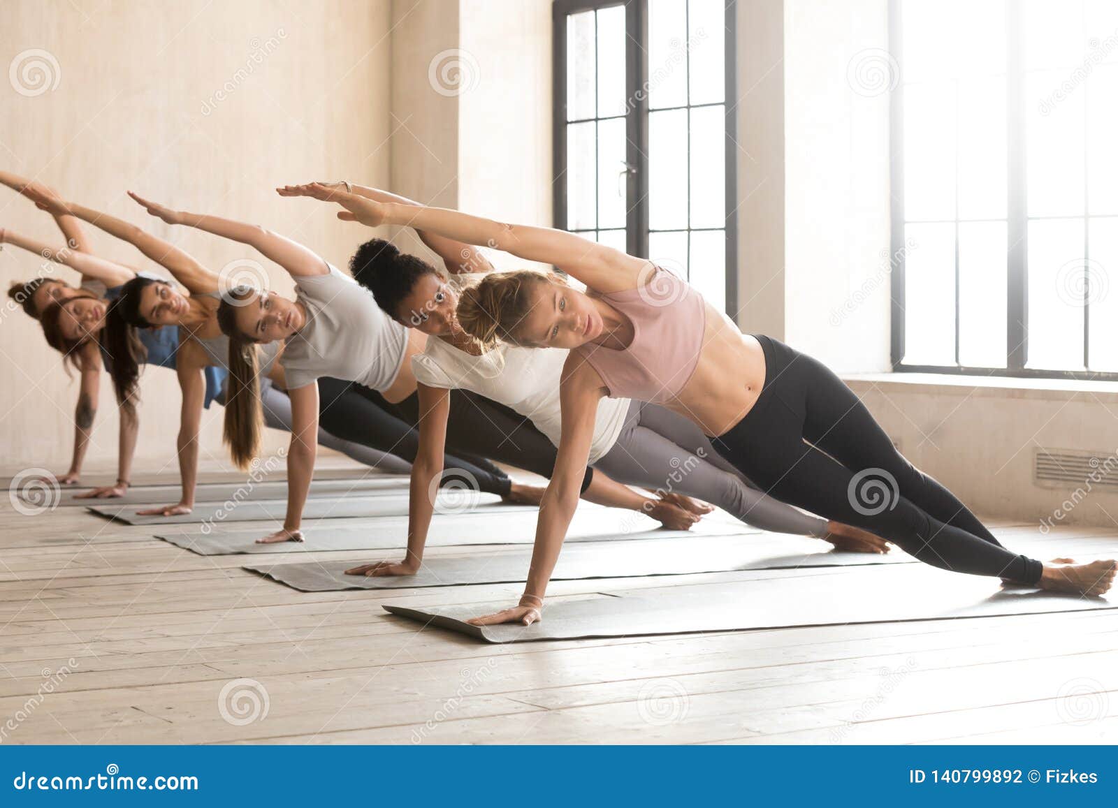 De Groep Jonge Sportieve Vrouwen Die Yoga Uitoefenen, Zijplank Stelt ...