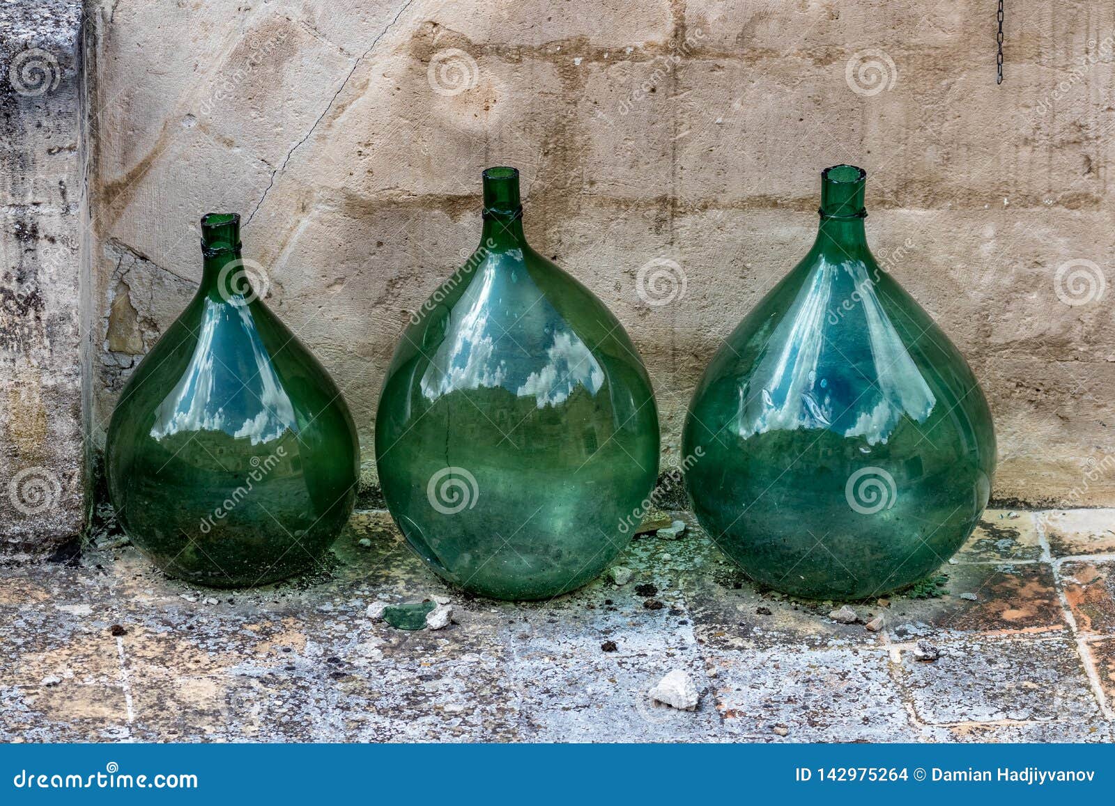 IJver onwetendheid Inheems De Grote Groene Kruiken Van De Glaswijn in Matera, Italië Stock Foto -  Image of bezinningen, buiten: 142975264