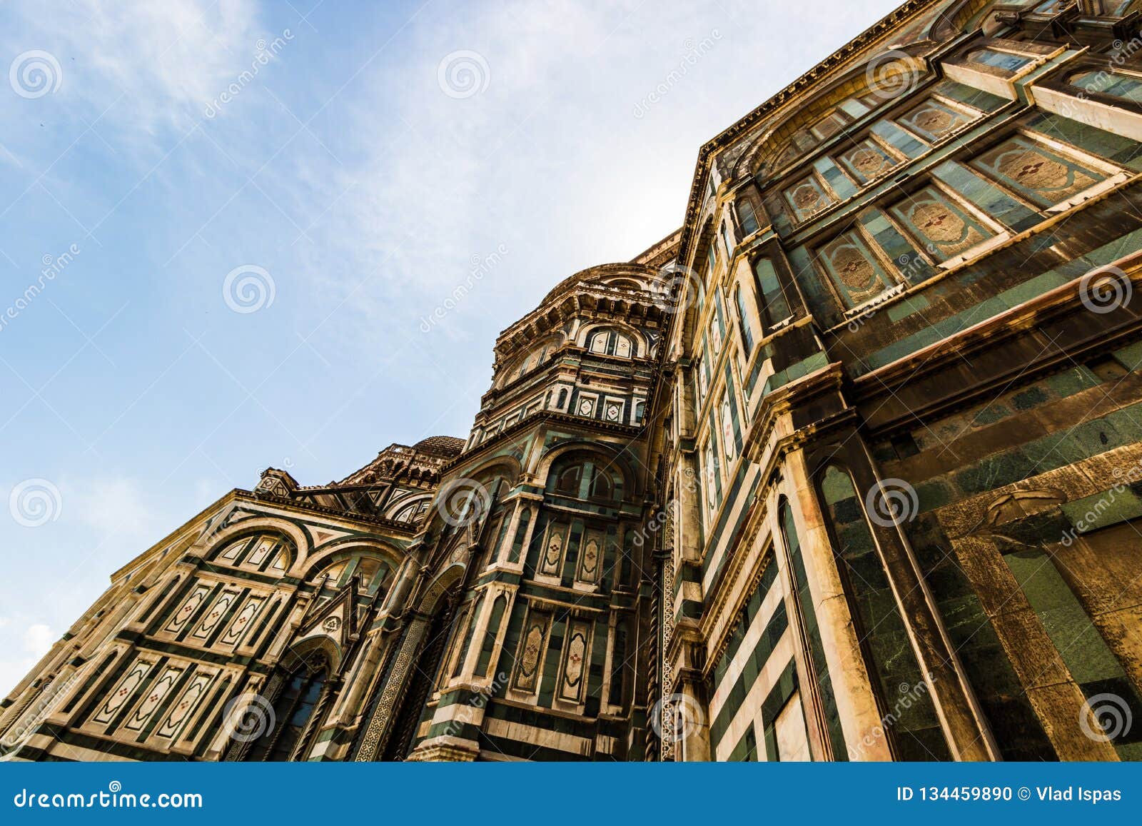 De grote voorgevel van de Kathedraal Santa Maria del Fiore in Florence, Italië, of IL Duomo Di Firenze, in Toscanië