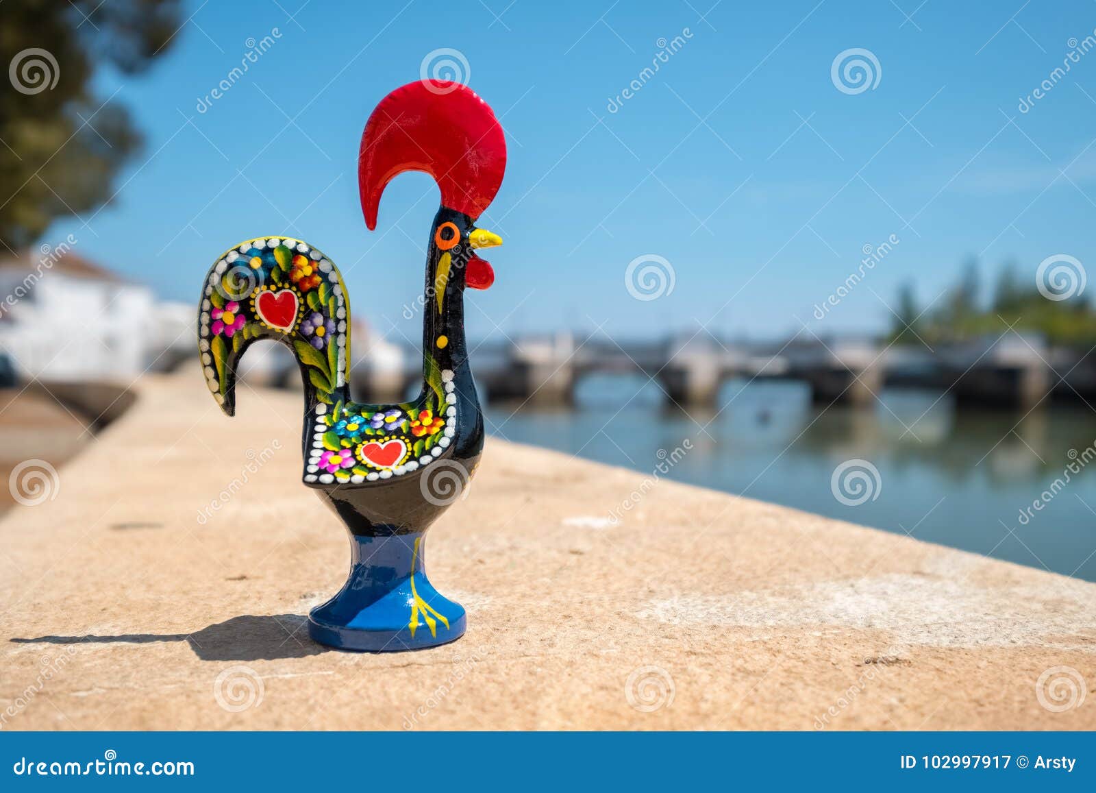 De haan van Barcelos Tavira, Portugal. Haan van Barcelos Galo DE Barcelos op een kade van rivier Gilao Tavira, Algarve, Portugal