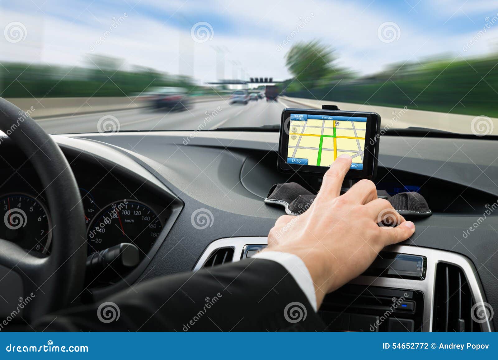 De Hand Die Van De Persoon Gps Navigatiesysteem in Auto Met Behulp Van Foto - Image of elektronisch, sluit: 54652772