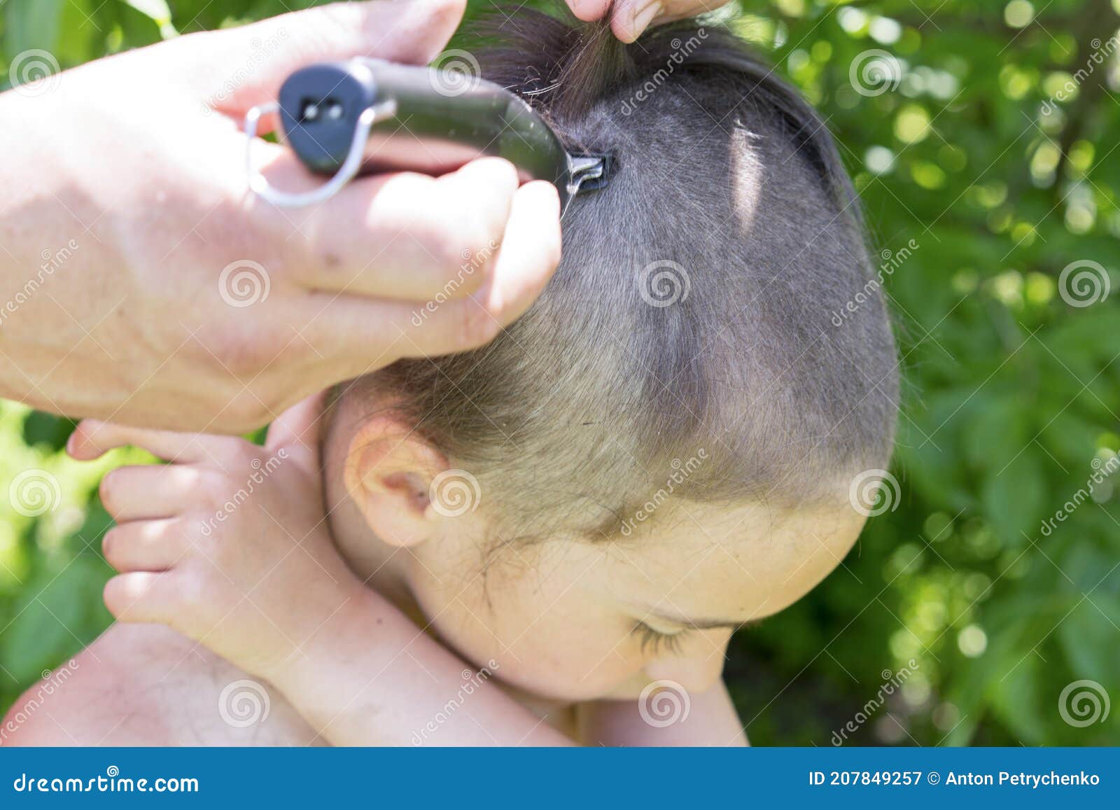 Gelijkenis zuur appel De Hand Houdt Een Elektrische Haarklem Vast En Snijdt De Lange Haarkapsalon  Van De Jongens in Het Haar Van De Huisouder Snijdt Haa Stock Afbeelding -  Image of kappers, kapsel: 207849257