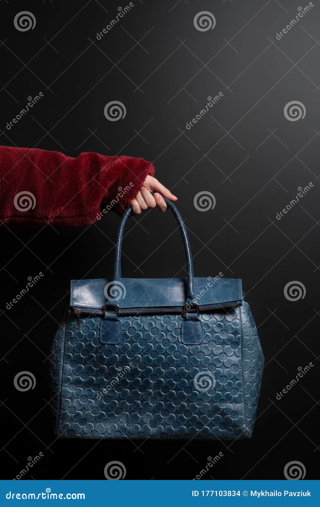 De Hand Van De Houdt Blauw Lederen Tas Op Zwarte Achtergrond in De Handtas Aan De Zijkant Van Het Vrouwtje Op De Zwarte Led Stock Foto of manier, antiquiteit: