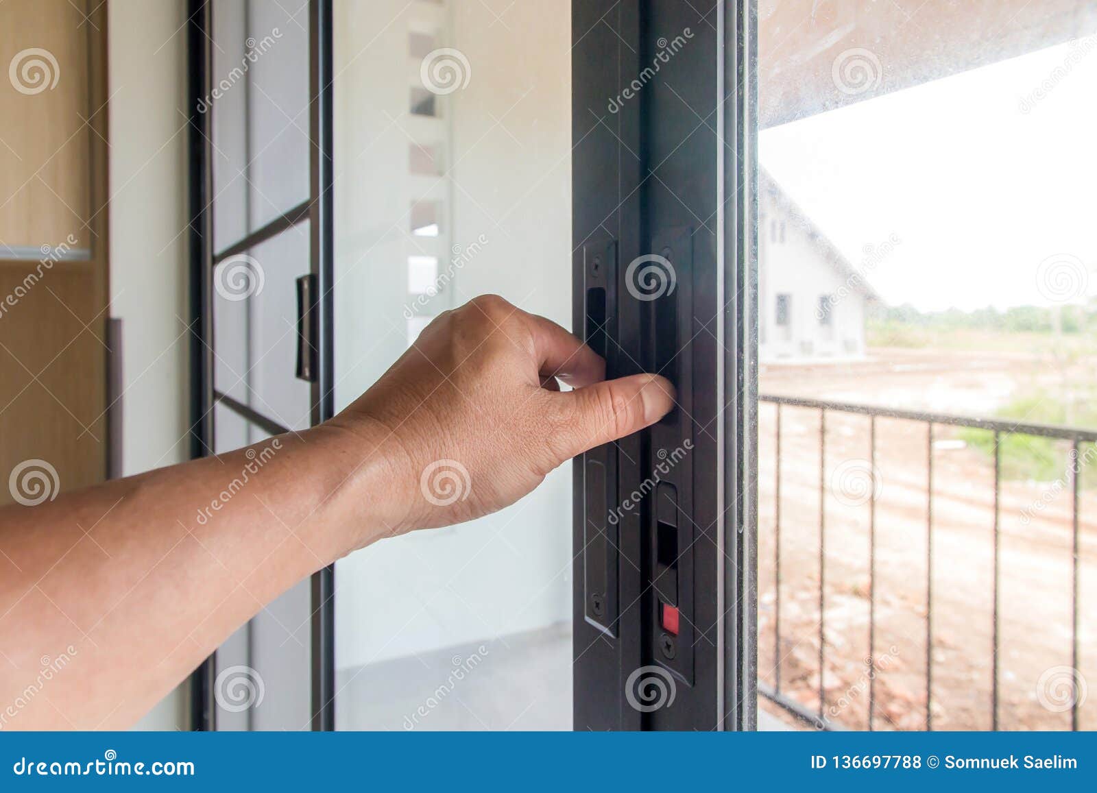 West viel maximaal De Hand Van Mensen Opent De Deur Aan Binnen, Buiten Deur Het Open Zetten in Voordeur Stock Foto - Image of metaal, wijfje: 136697788 West viel maximaal De Hand Van Mensen Opent De Deur Aan Binnen, Buiten Deur Het Open Zetten in Voordeur Stock Foto - Image of metaal, wijfje: 136697788