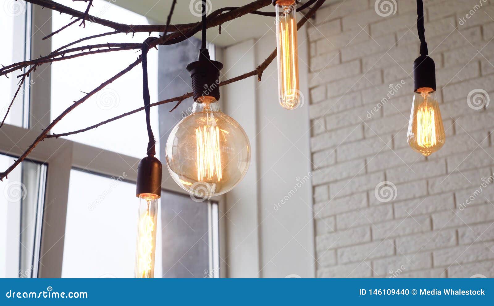 De Hangende Verlichte Lampen Van Edison, Media Uitstekende Gloeilampen Die  Op Binnenlandse Takken Van Venster Op Achtergrond Hang Stock Foto - Image  of lichtgevend, lamp: 146109440