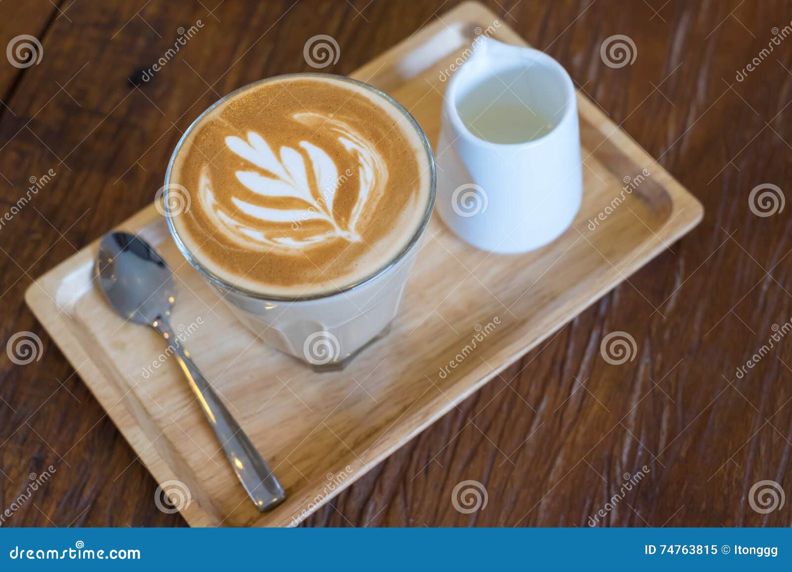 De Hete Latte Koffie Dient Met Stroop Op Houten Dienblad Stock Afbeelding - Image of energie, glas: 74763815