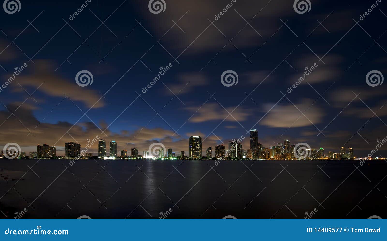 De horizon van de de stadsnacht van Miami. Verlichte horizon van de stad van Miami en zuidenstrand bij nacht onder cloudscape met overzees in voorgrond, Florida, Amerika.