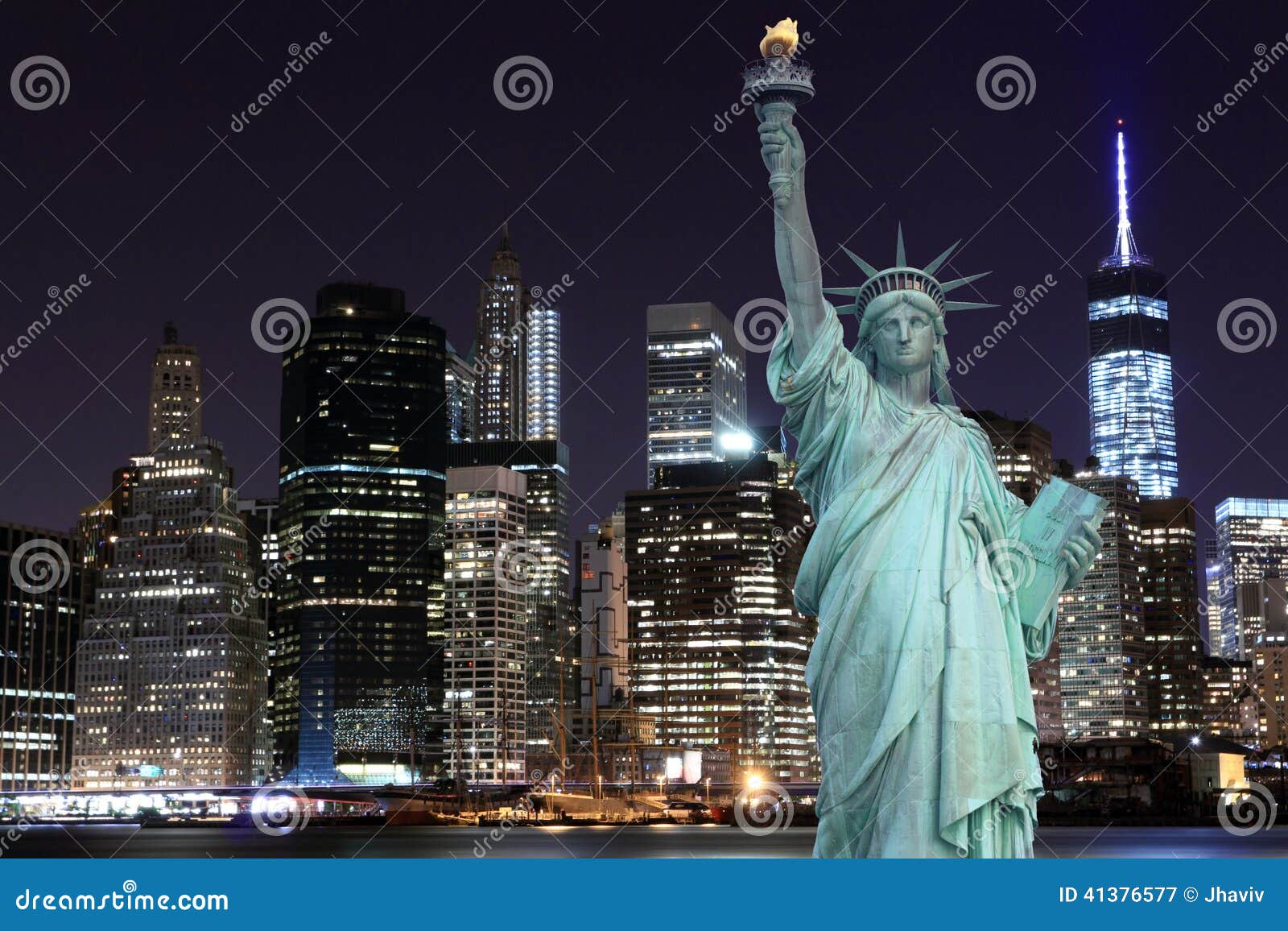 De Horizon van Manhattan en het Standbeeld van Vrijheid bij Nacht, de Stad van New York