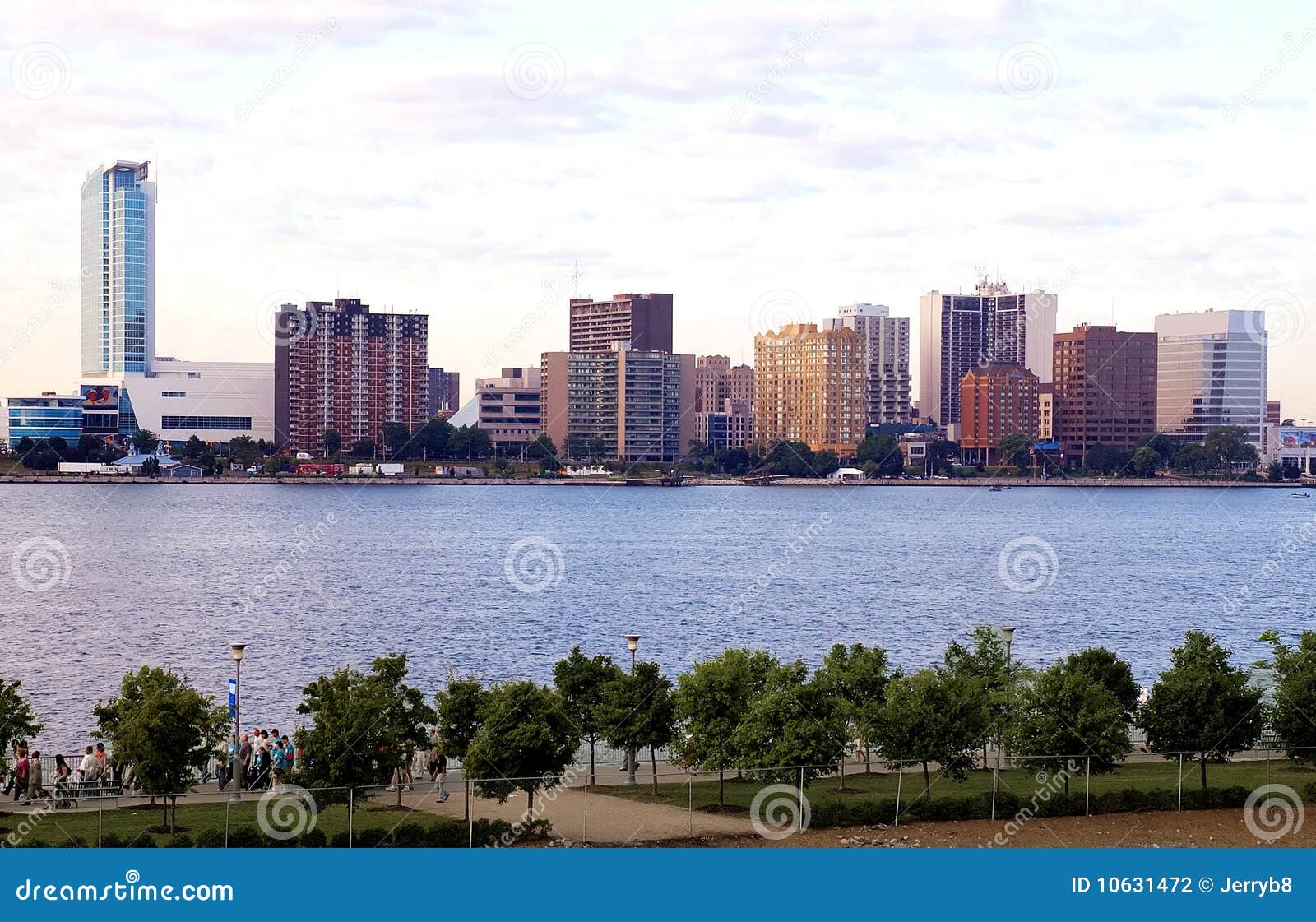 De horizon Windsor van de binnenstad. Toneel mening van Windsor de stadshorizon van de binnenstad die over de rivier van Detroit, Ontario, Canada wordt bekeken.