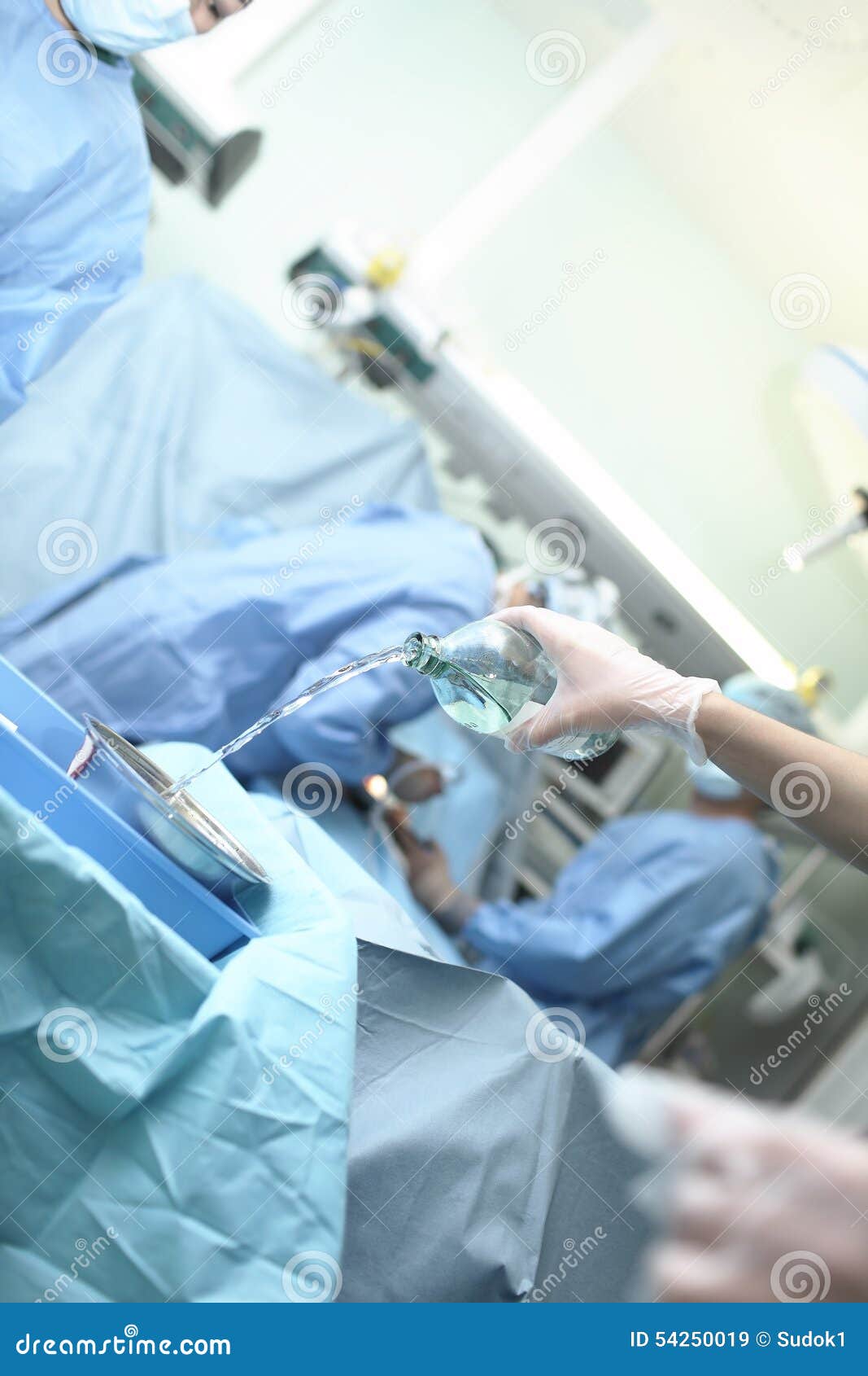 Время операции c. Человек во время операции. Как выглядит человек во время операции. Ассистирование во время операции.