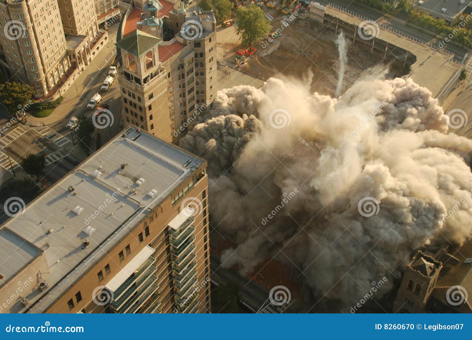 De Implosie van de bouw stock foto. Image of stof, industrieel  8260670