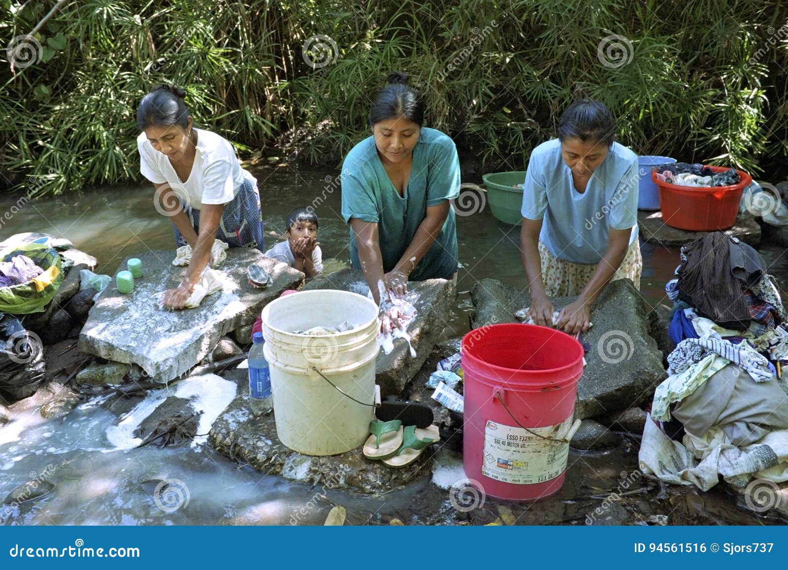 de-indische-vrouwen-wassen-wasserij-in-stromende-stroom-redactionele