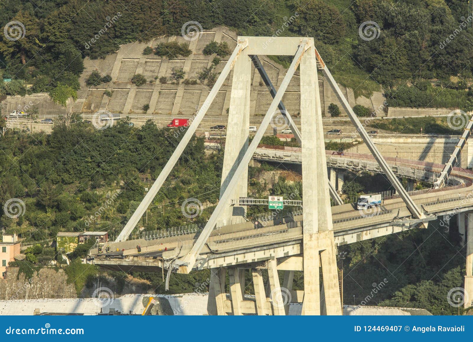 De instorting van de Morandi-Brug in Genua op 14 Augustus, 2018 Een ramp aan onderzoek van de rechterlijke macht wordt onderworpen die