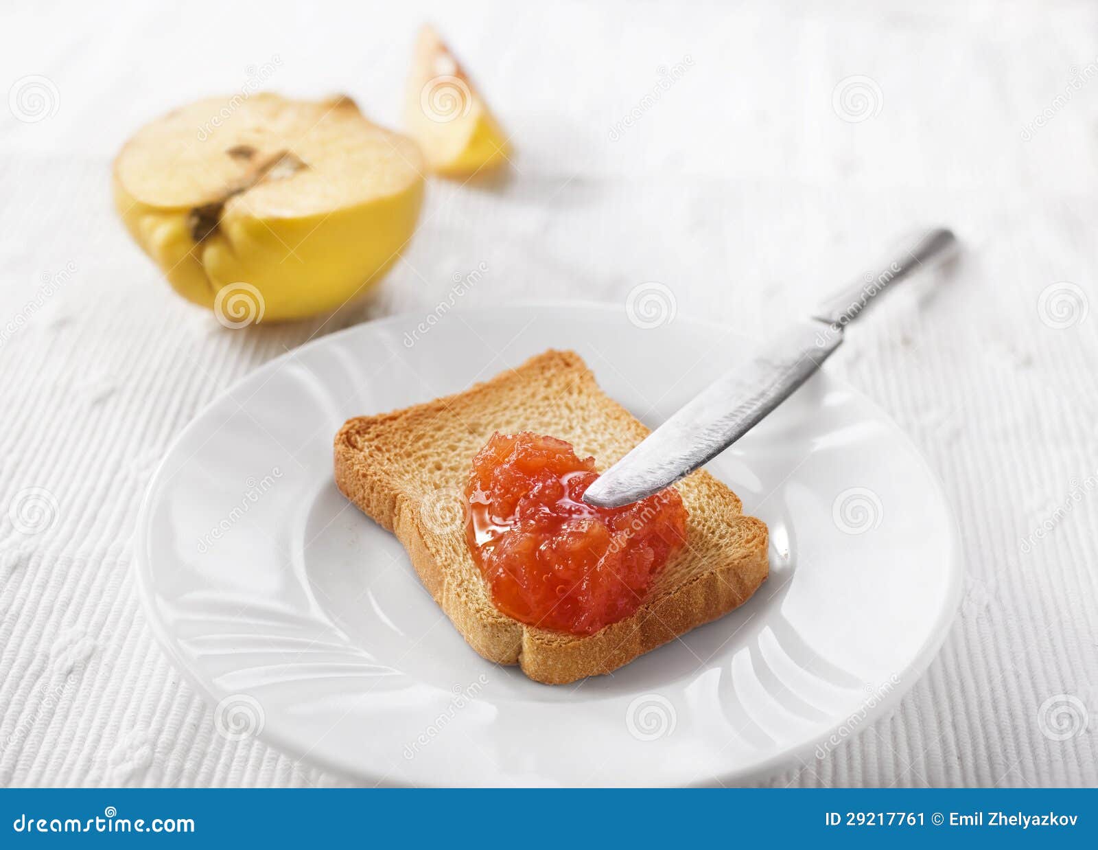 De Jam Van De Kweepeer Op Brood Stock Afbeelding Image of kruik