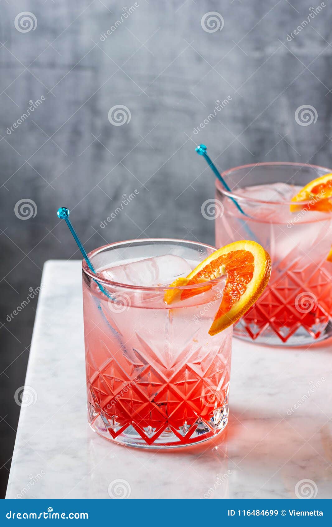 De Jenever De Bloedsinaasappel En Tonische Cocktails Op Teller Stock Afbeelding - Image of sinaasappel, marmer: 116484699