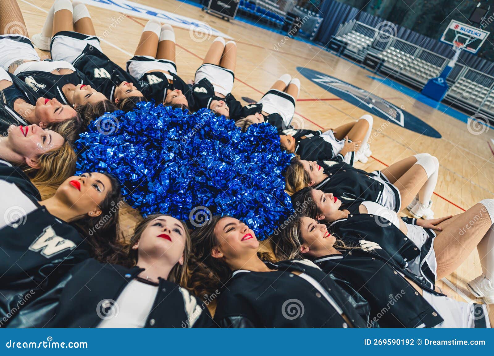 De Jolis Pom-pom Girls Posées Sur Le Sol Dans Des Pompons Bleus