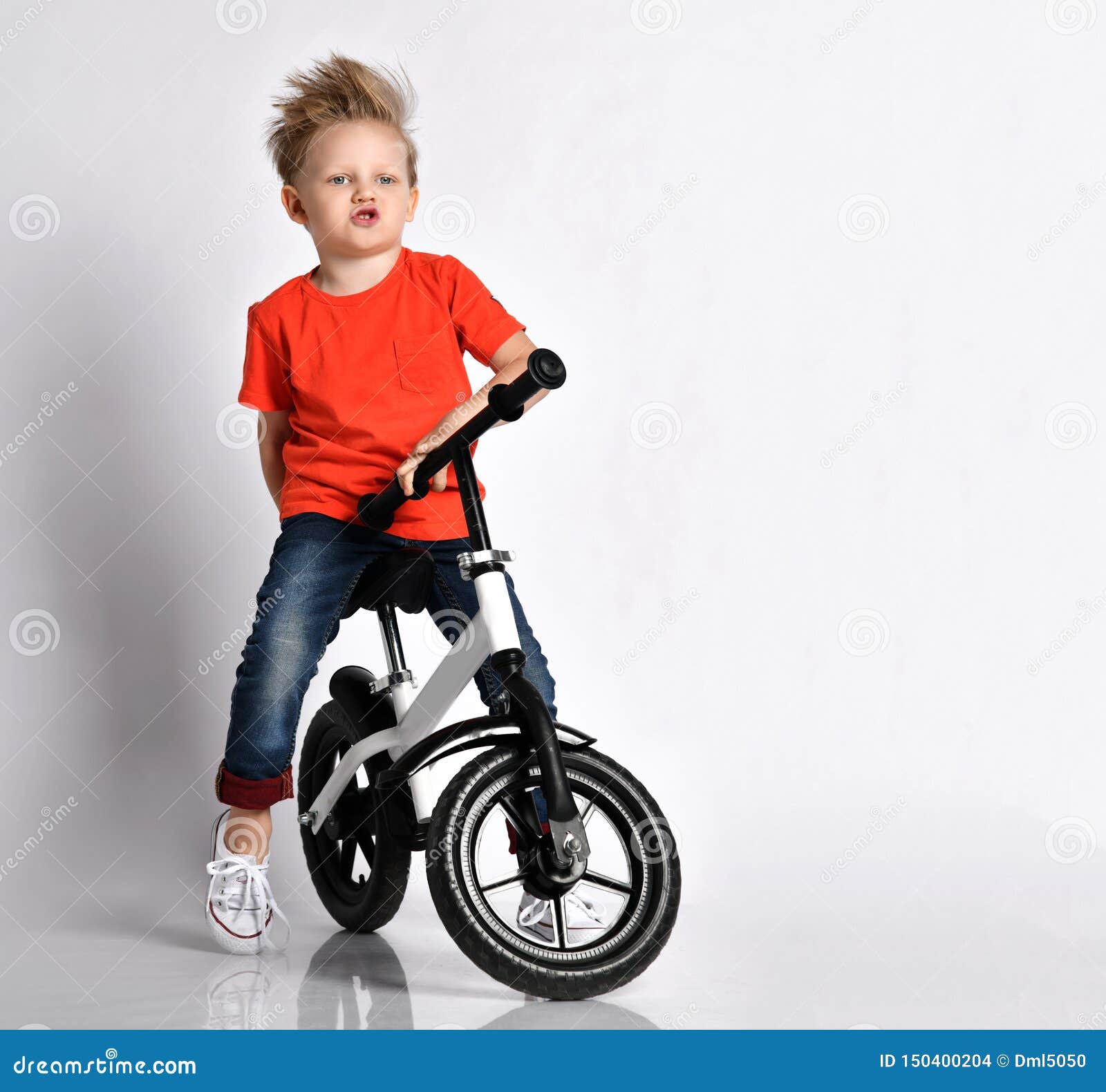 details Modernisering Ontwaken De Jonge Jong Geitjejongen in Oranje T-shirt En Jeans Veronderstelt Hij  Snel Zijn Nieuwe Koele Fiets Zonder Pedalen Berijdt Imite Stock Foto -  Image of fiets, spel: 150400204