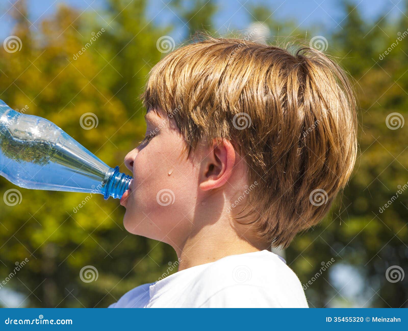 Вода которую мальчик несет. Мальчик пьет воду. Ребенок пьет воду из бутылки. Бутыли с водой в парке. Мальчик пьёт из бутылки Лорен.