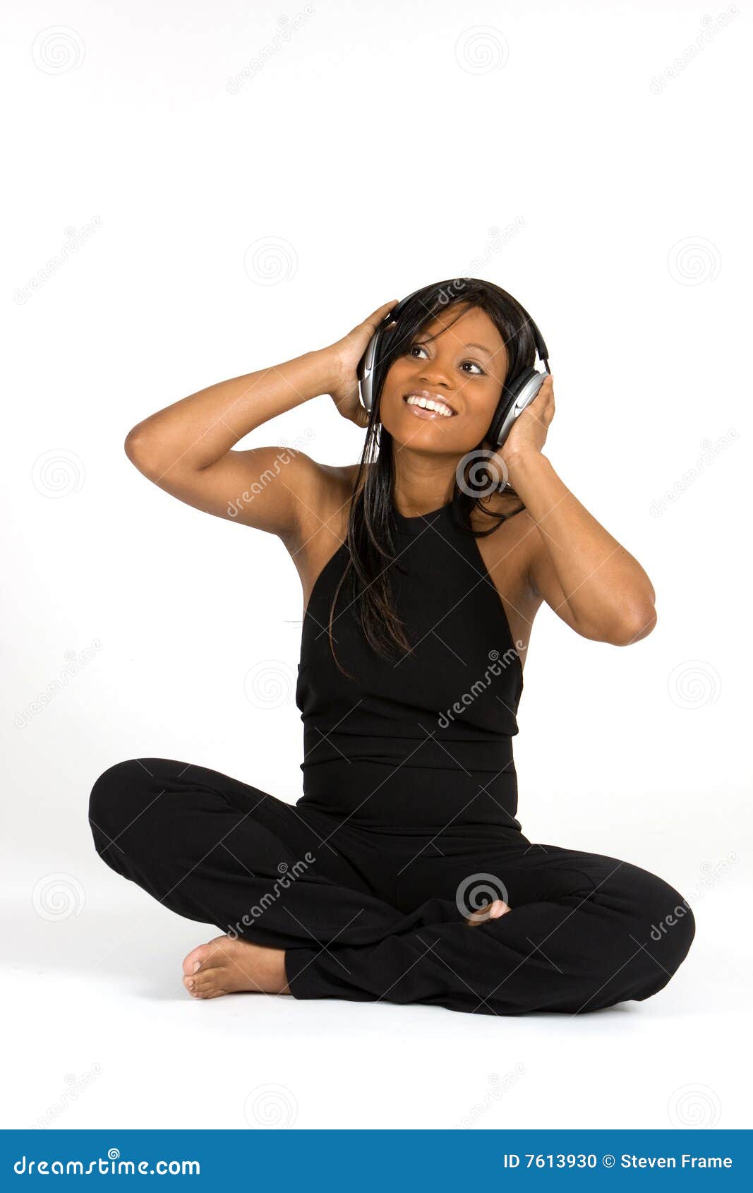 Het Tiener-meisje Luistert Aan Muziek In Hoofdtelefoons 