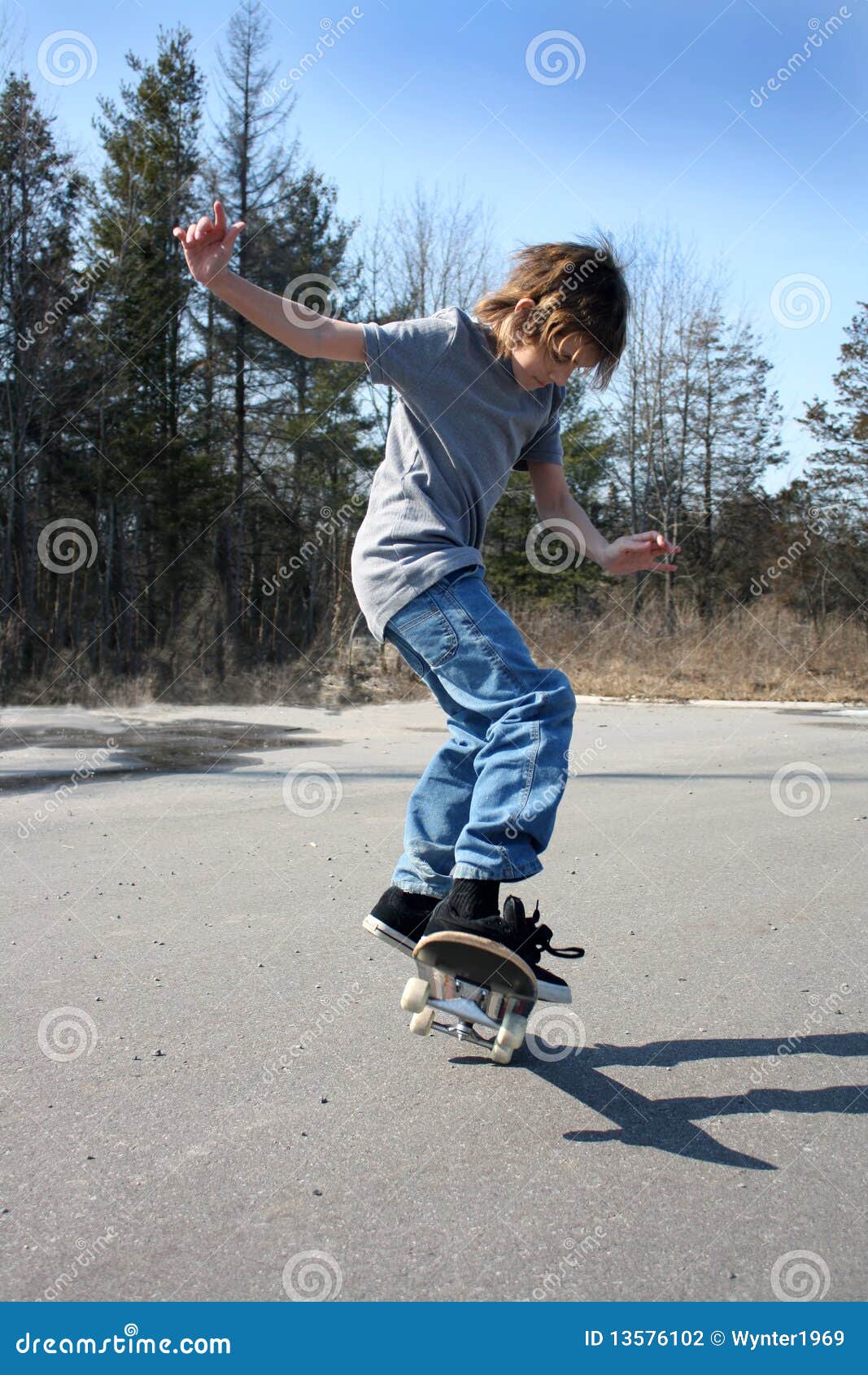 Eerste Fabel Communistisch De Jongen Van Het Skateboard Stock Foto - Image of skateboard, kind:  13576102