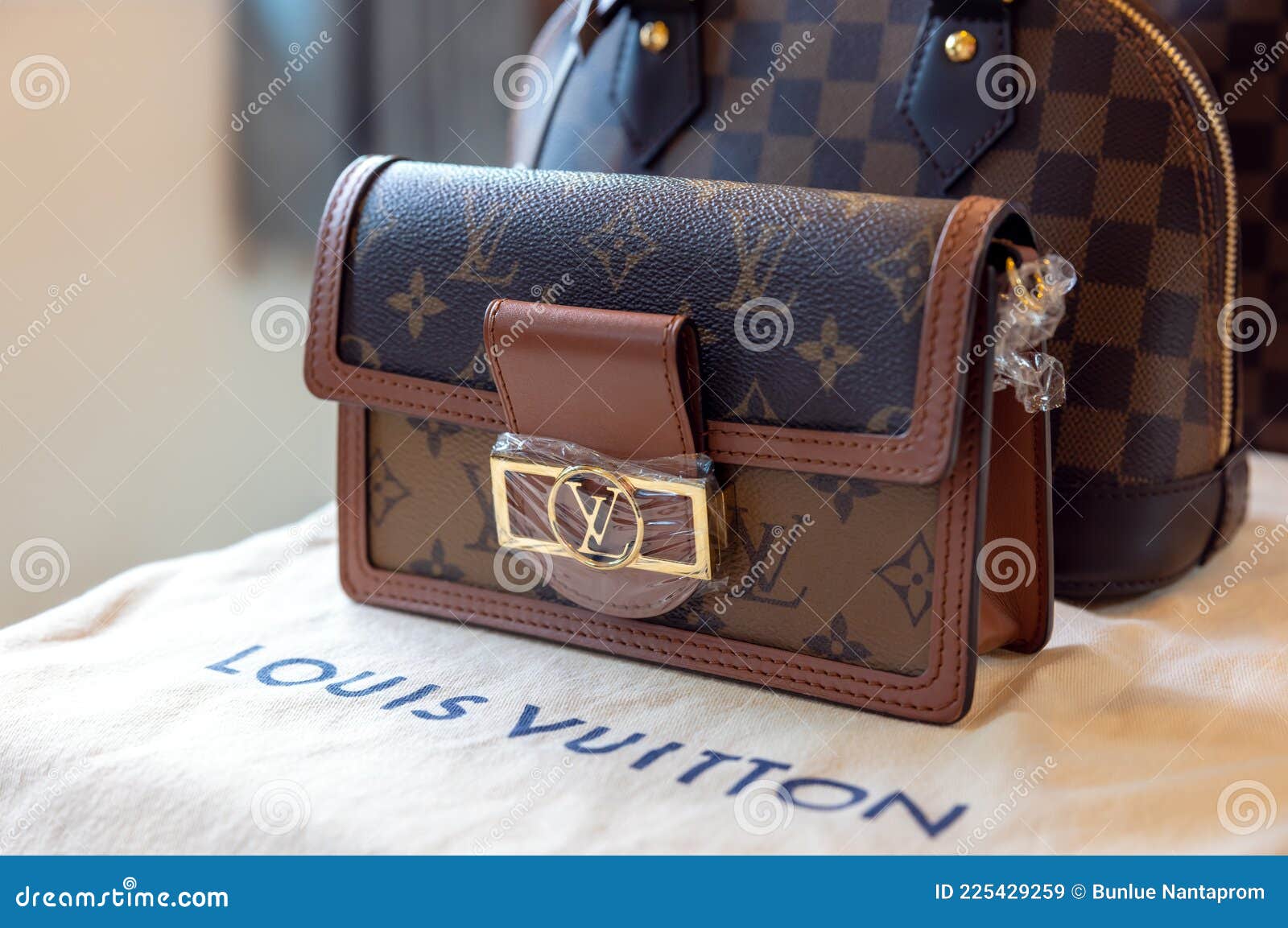 26 De Julio De 2021: Nakhon Prathom, Tailandia, Sobre La Mesa Hay Un Bolso Louis  Vuitton, Así Como Otra Marca Genérica De Bolsos. Louis Vuitton Es Una Casa  De Moda De Lujo