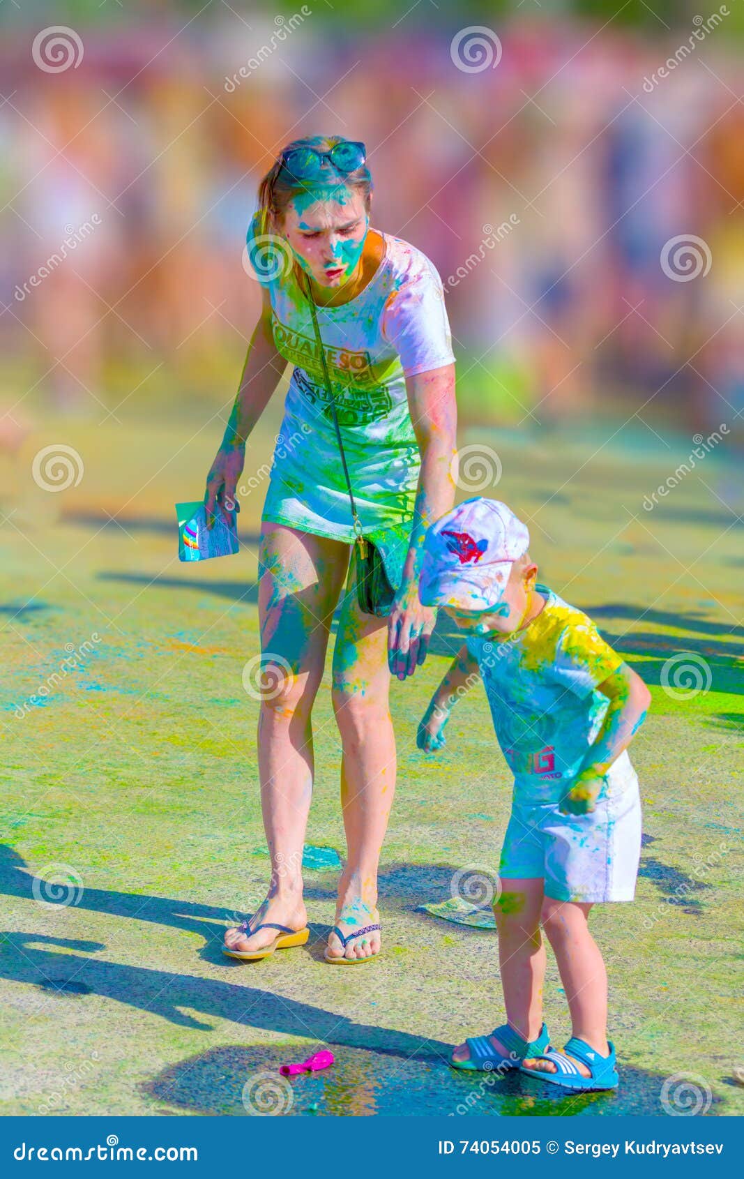 19 de junho de 2016, Orekhovo-Zuevo, região de Moscou, Rússia O festiv. Orekhovo-Zuevo, região de Moscou, Rússia O festival das cores As crianças e os adultos polvilham-se com a pintura e o divertimento ter com a música