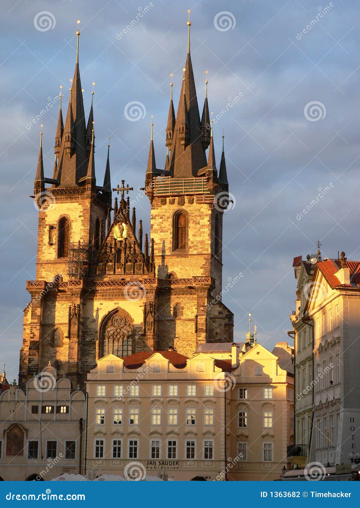 De Kathedraal Praag van Tyn. De Kathedraal van Tyn door zonsondergang in Praag, Tsjechische Republiek