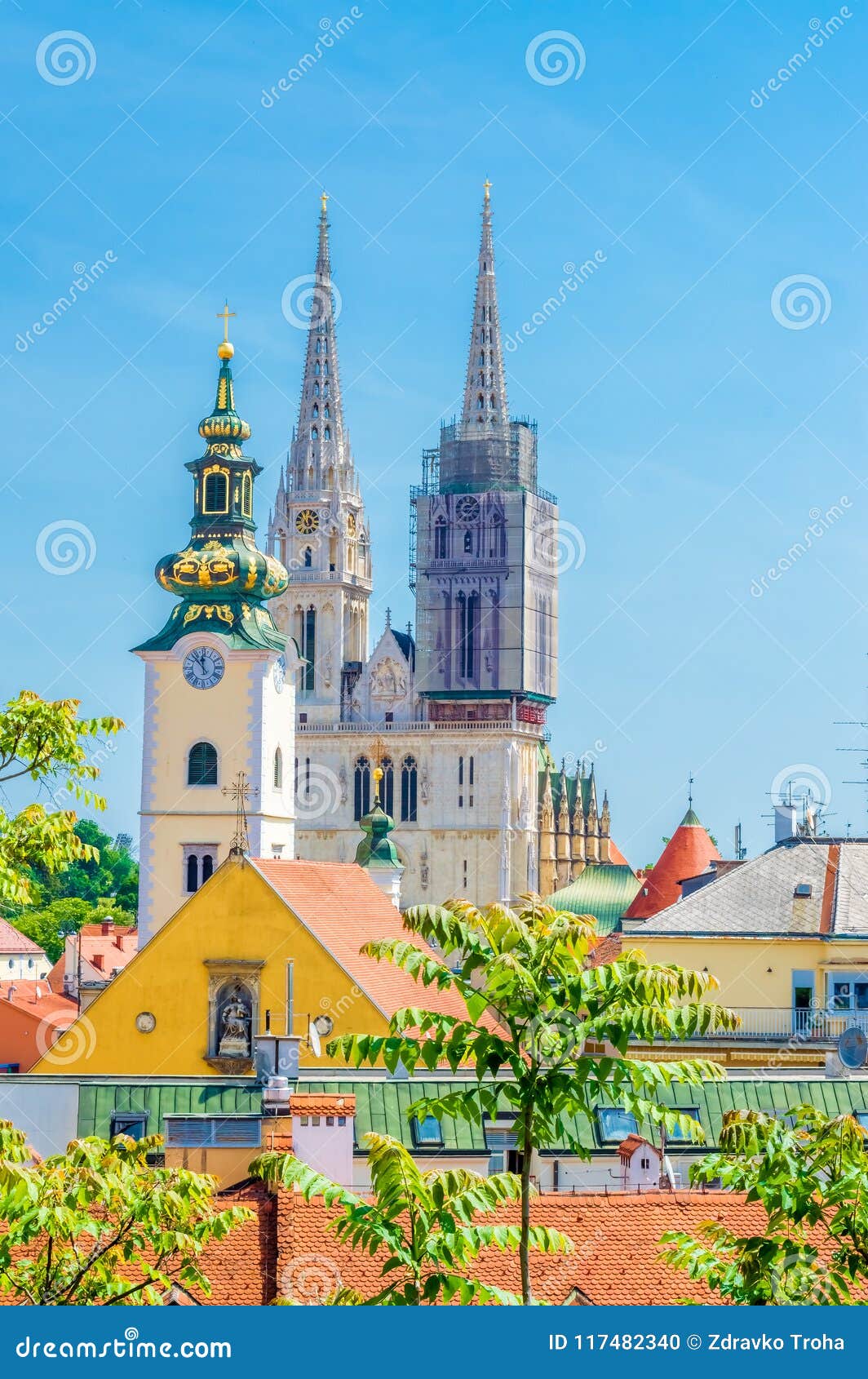 Zagreb, 3 Kroatië-Mei, 2018: De Kathedraal van Zagreb en stadshorizon