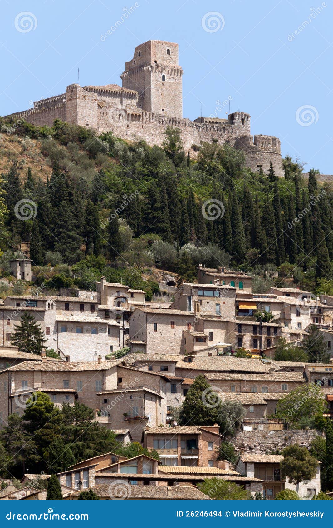 De keizervesting Rocca Maggiore bovenop de heuvel boven de stad van Assisi, Italië