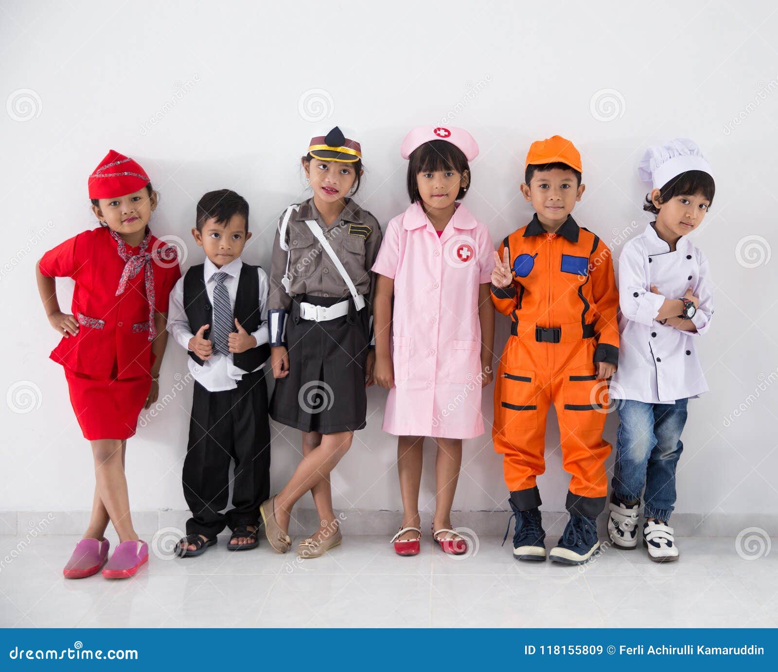 De Kinderen Zich in Kostuums Van Verschillende Beroepen Stock Afbeelding - of levensstijl, geluk: