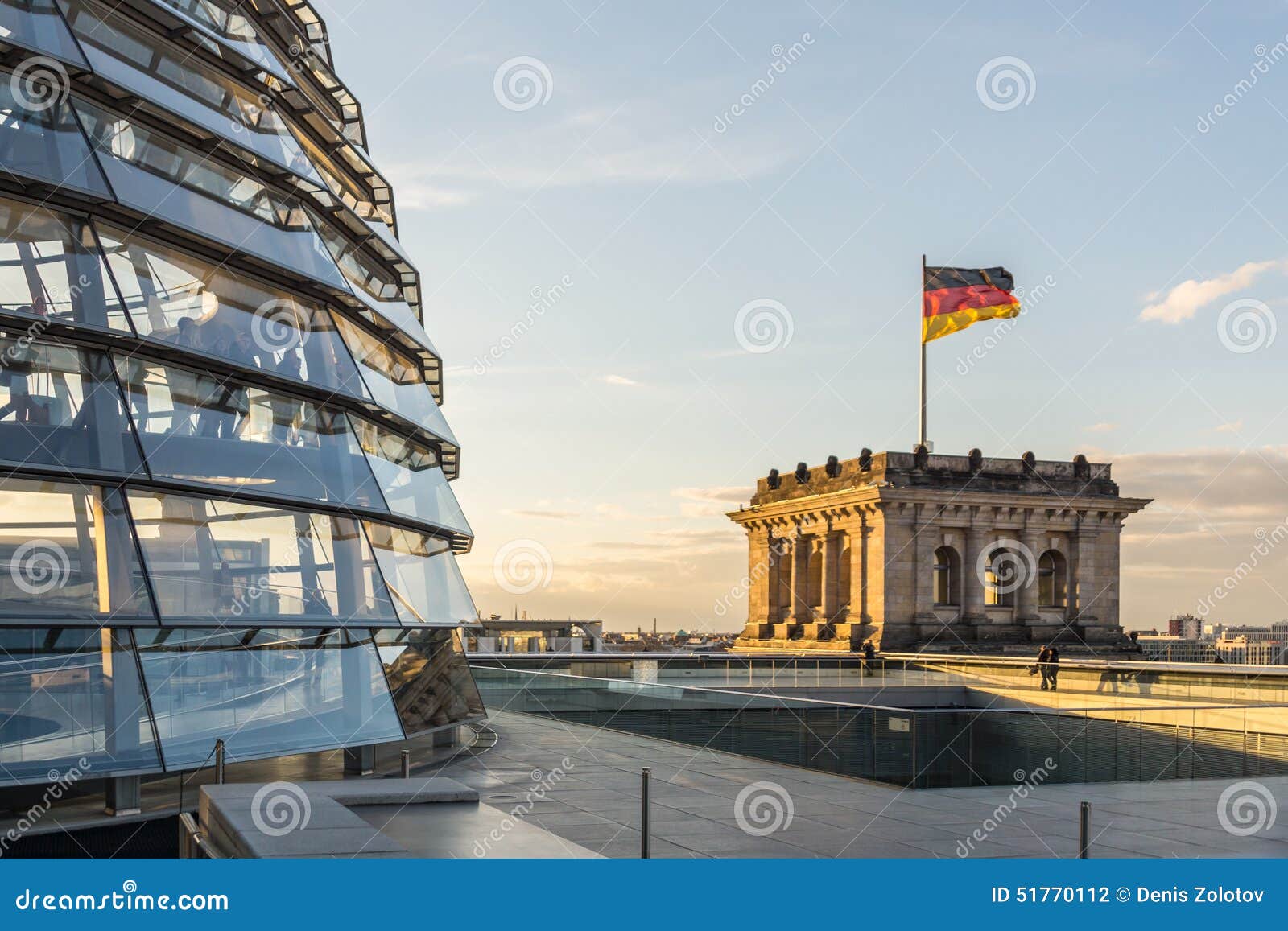 De koepel van het Reichstagglas van het Parlement in Berlijn (Bundestag) met Duitse vlag. De koepel van het Reichstagglas van het Parlement in Berlijn (Bundestag) Mening van het dak met Duitse vlag op de rechterkant